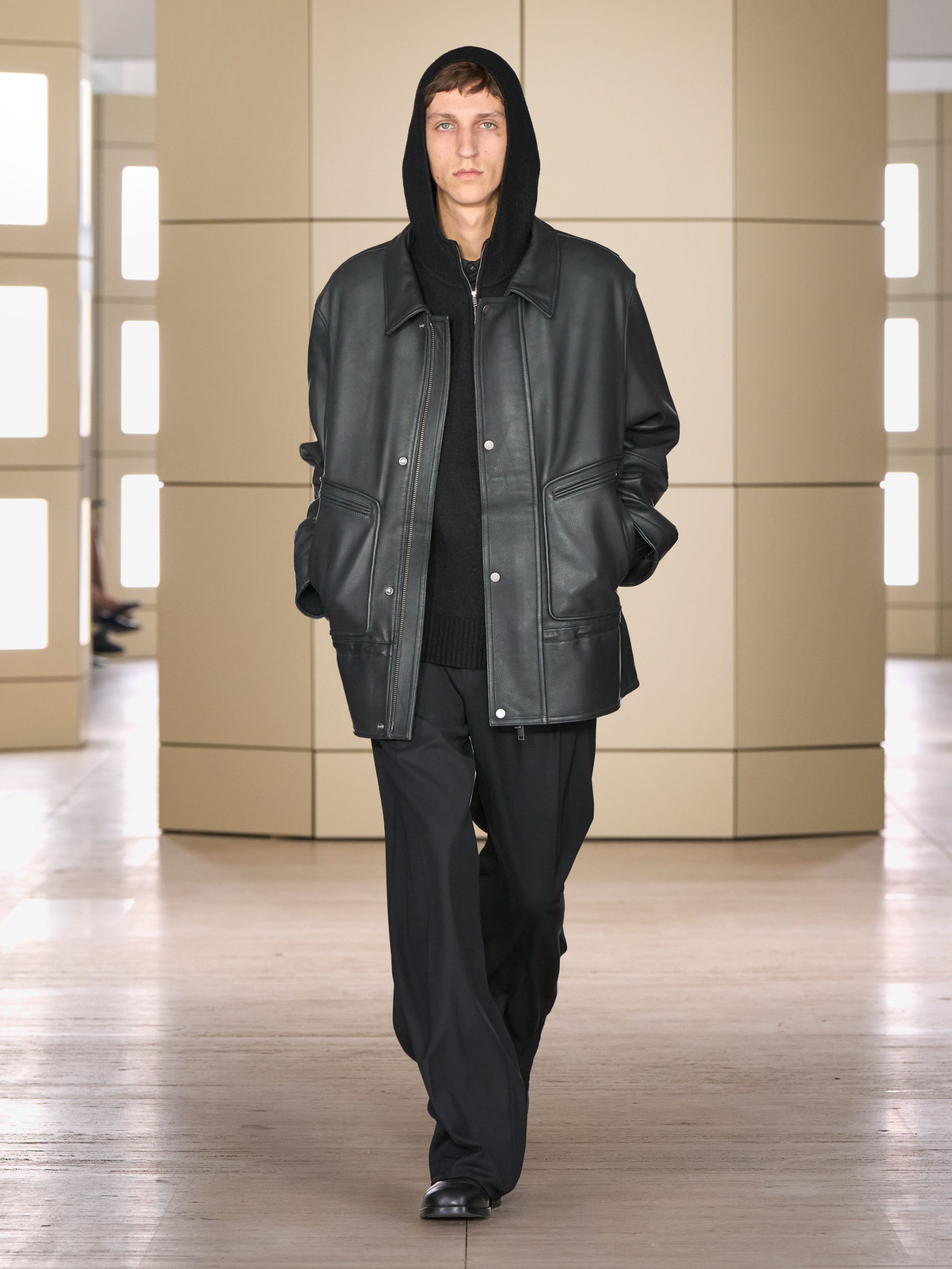 COS porta gli anni venti alla New York Fashion Week Con 47 look tra tailoring, cashmere, pelle e richiami agli anni Venti | Image 633625