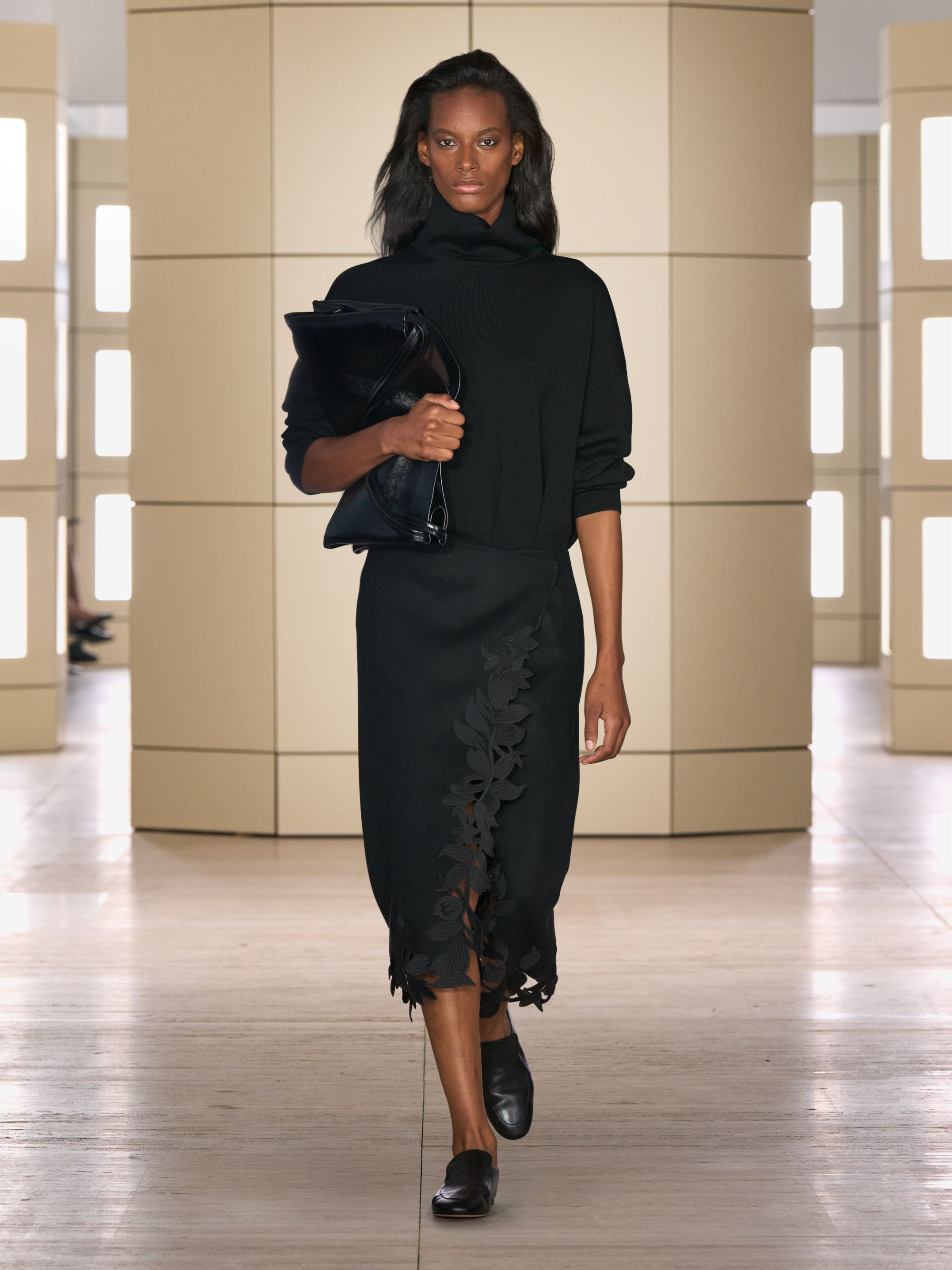 COS porta gli anni venti alla New York Fashion Week Con 47 look tra tailoring, cashmere, pelle e richiami agli anni Venti | Image 633624