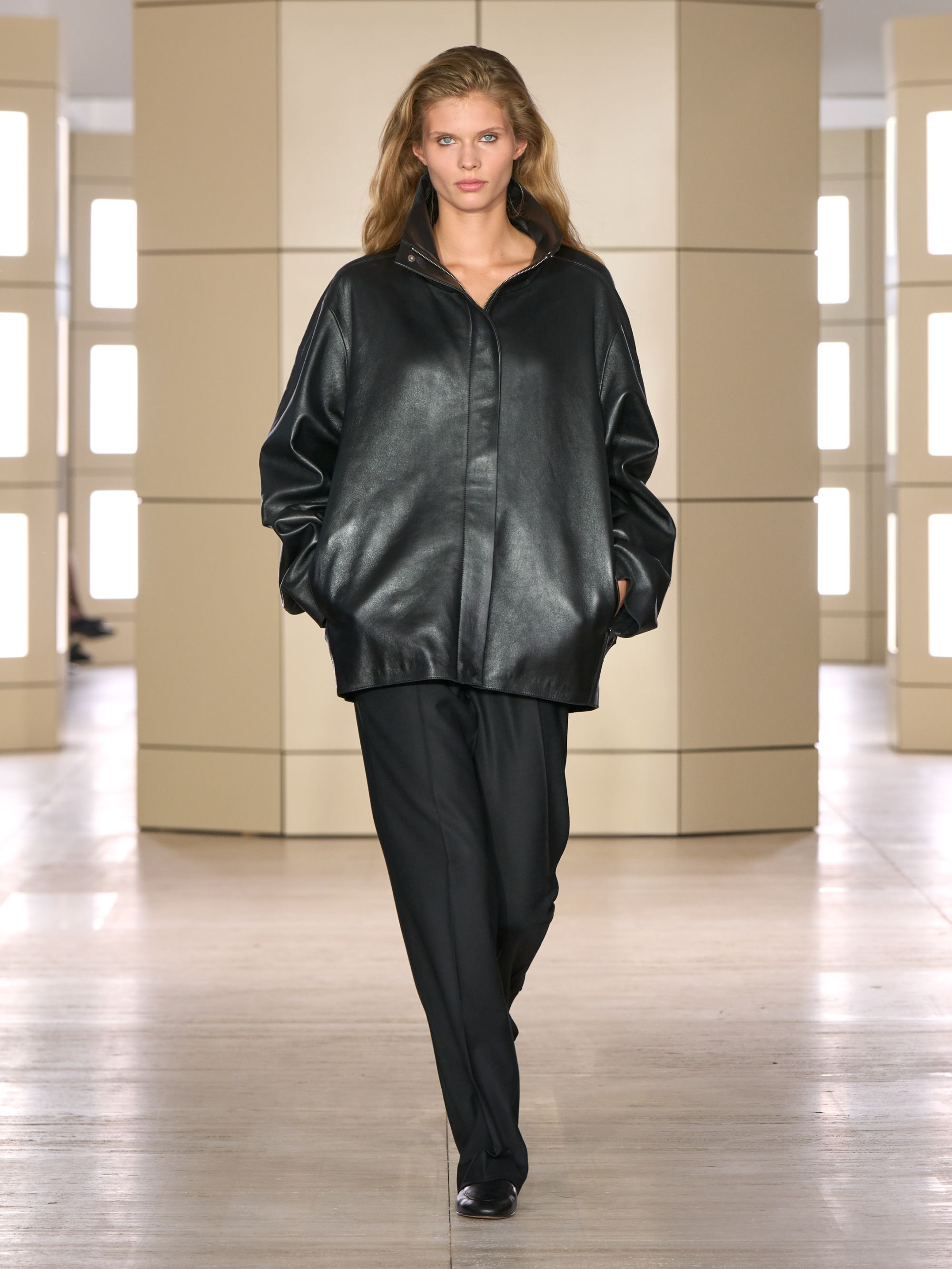 COS porta gli anni venti alla New York Fashion Week Con 47 look tra tailoring, cashmere, pelle e richiami agli anni Venti | Image 633622