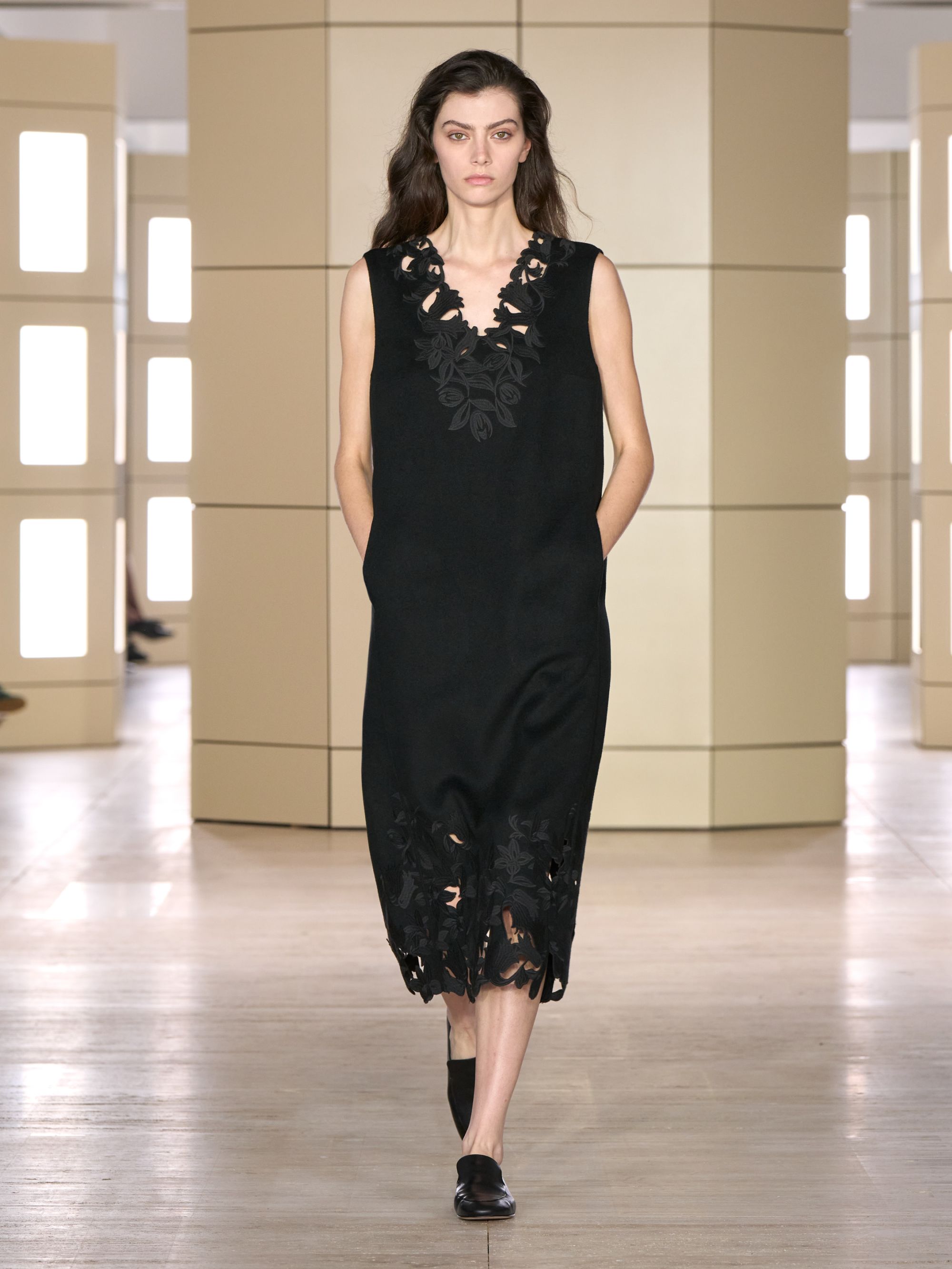 COS porta gli anni venti alla New York Fashion Week Con 47 look tra tailoring, cashmere, pelle e richiami agli anni Venti | Image 633620