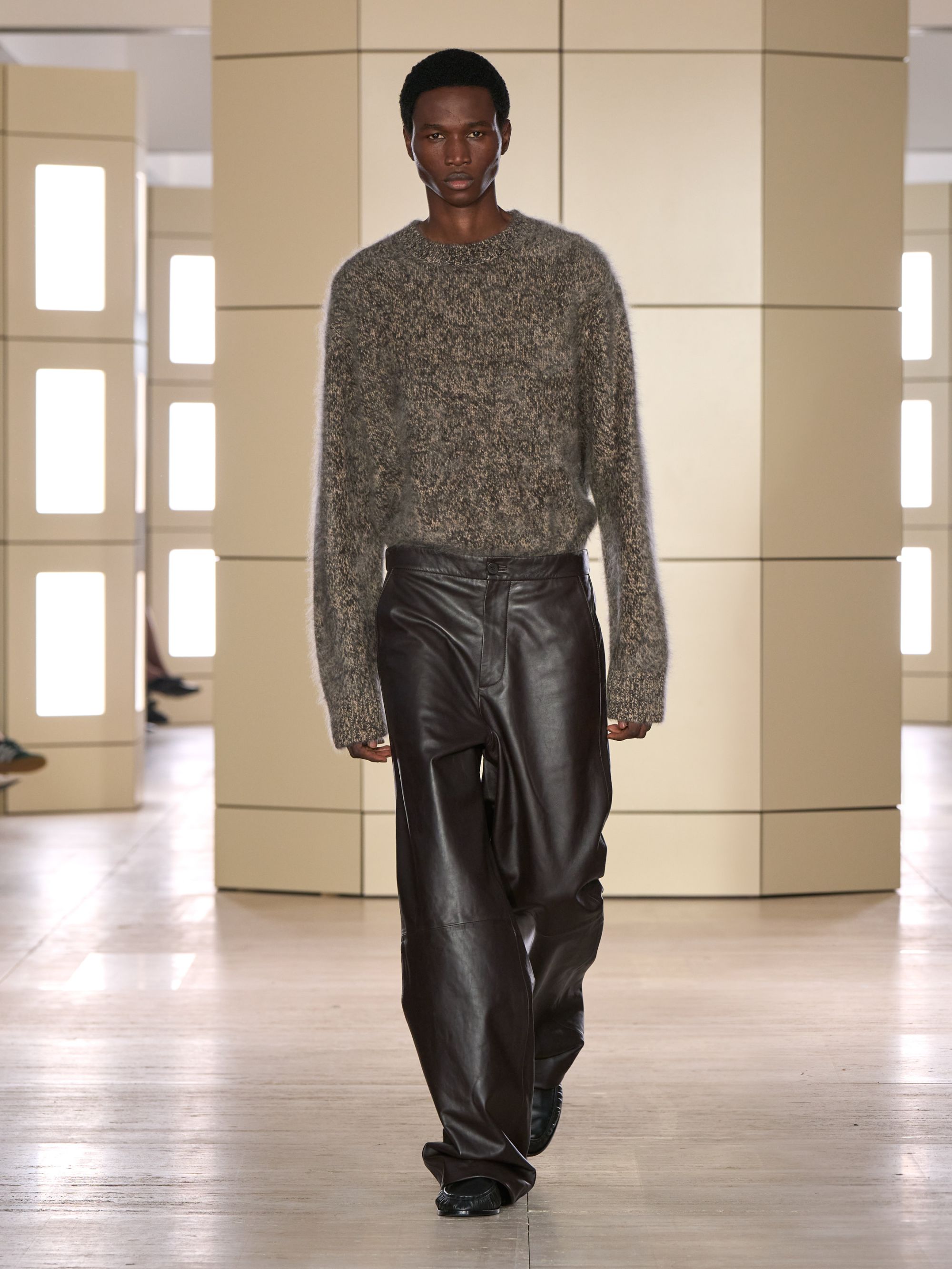 COS porta gli anni venti alla New York Fashion Week Con 47 look tra tailoring, cashmere, pelle e richiami agli anni Venti | Image 633618