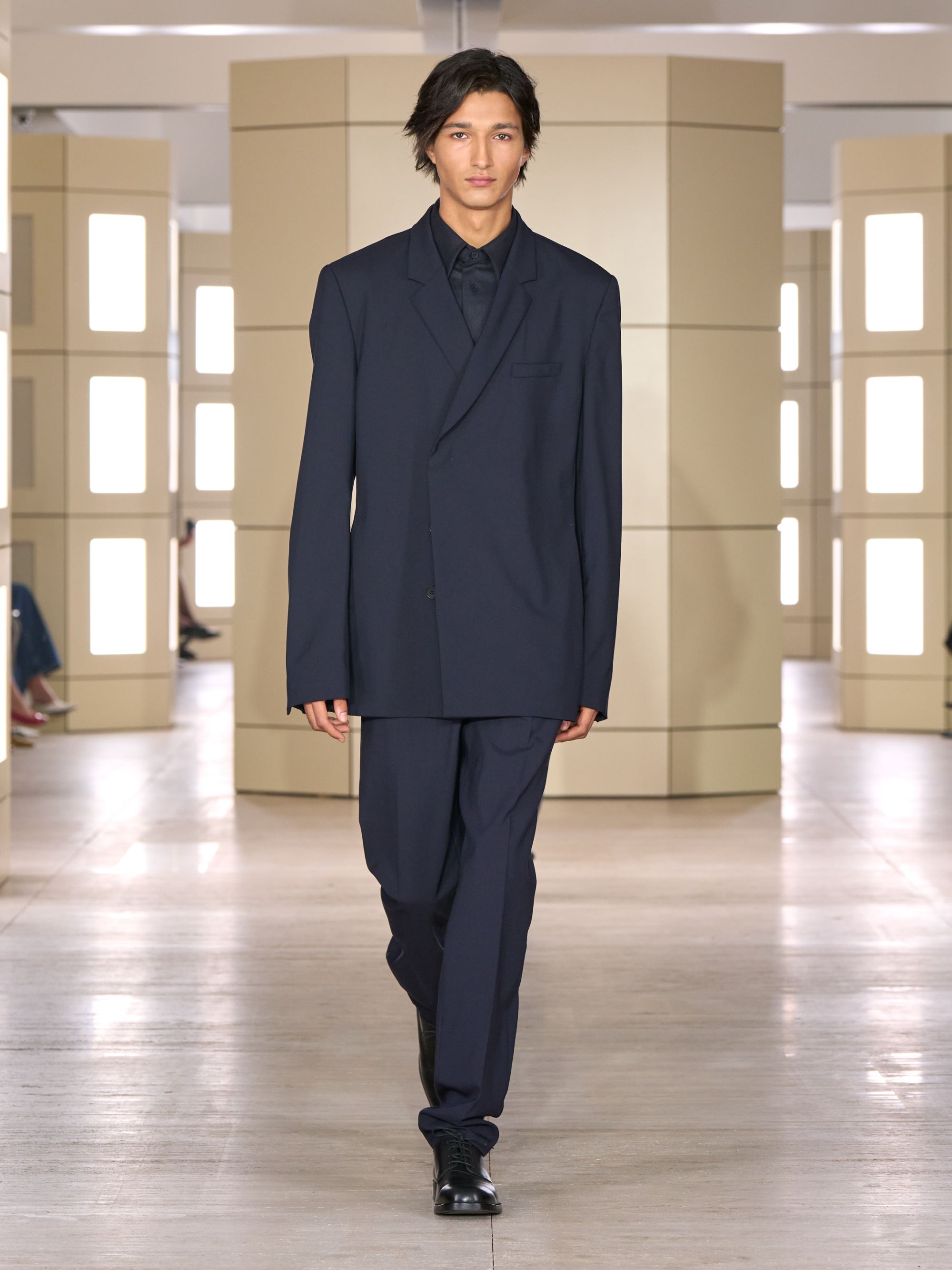 COS porta gli anni venti alla New York Fashion Week Con 47 look tra tailoring, cashmere, pelle e richiami agli anni Venti | Image 633597