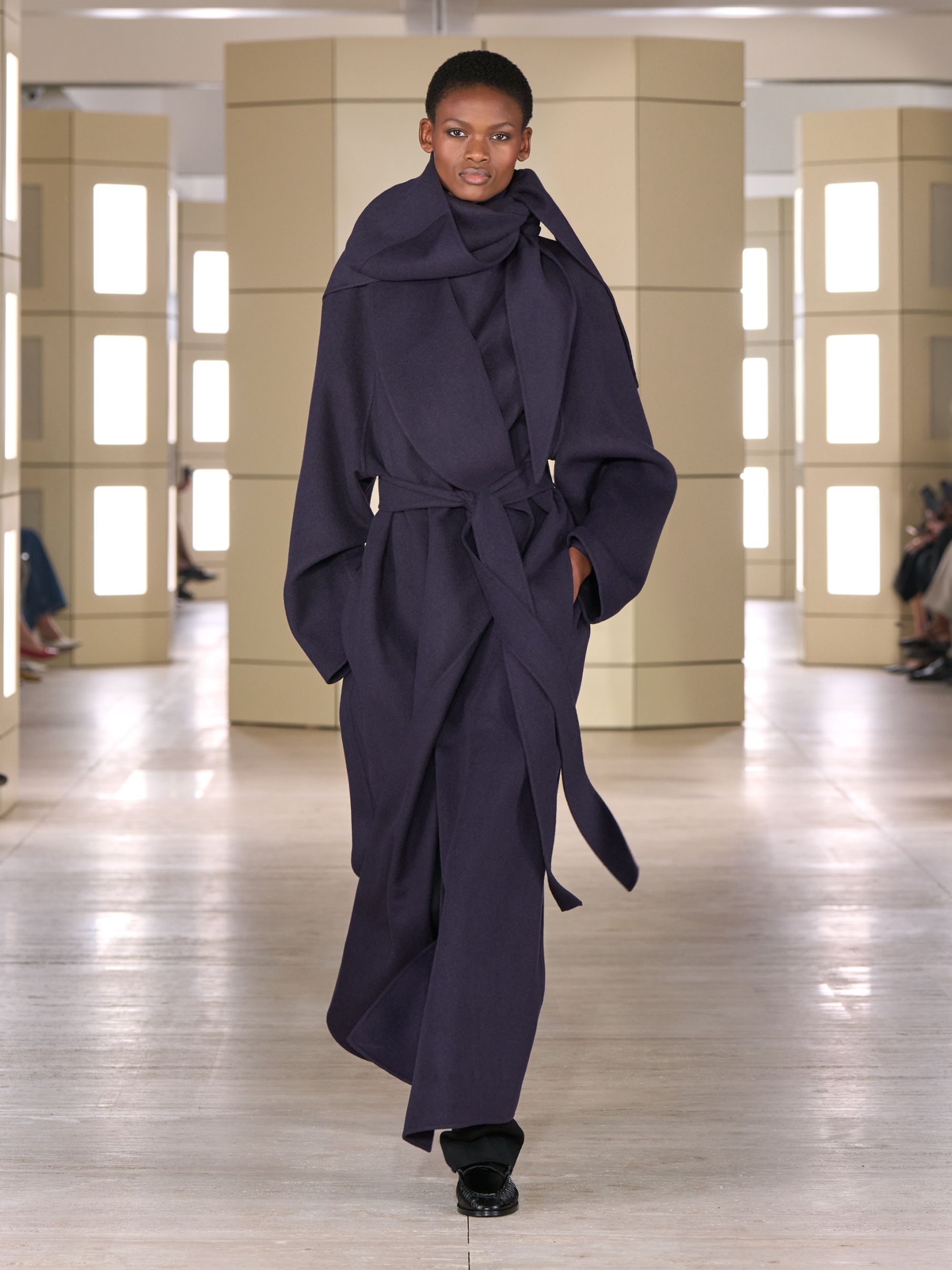 COS porta gli anni venti alla New York Fashion Week Con 47 look tra tailoring, cashmere, pelle e richiami agli anni Venti | Image 633596