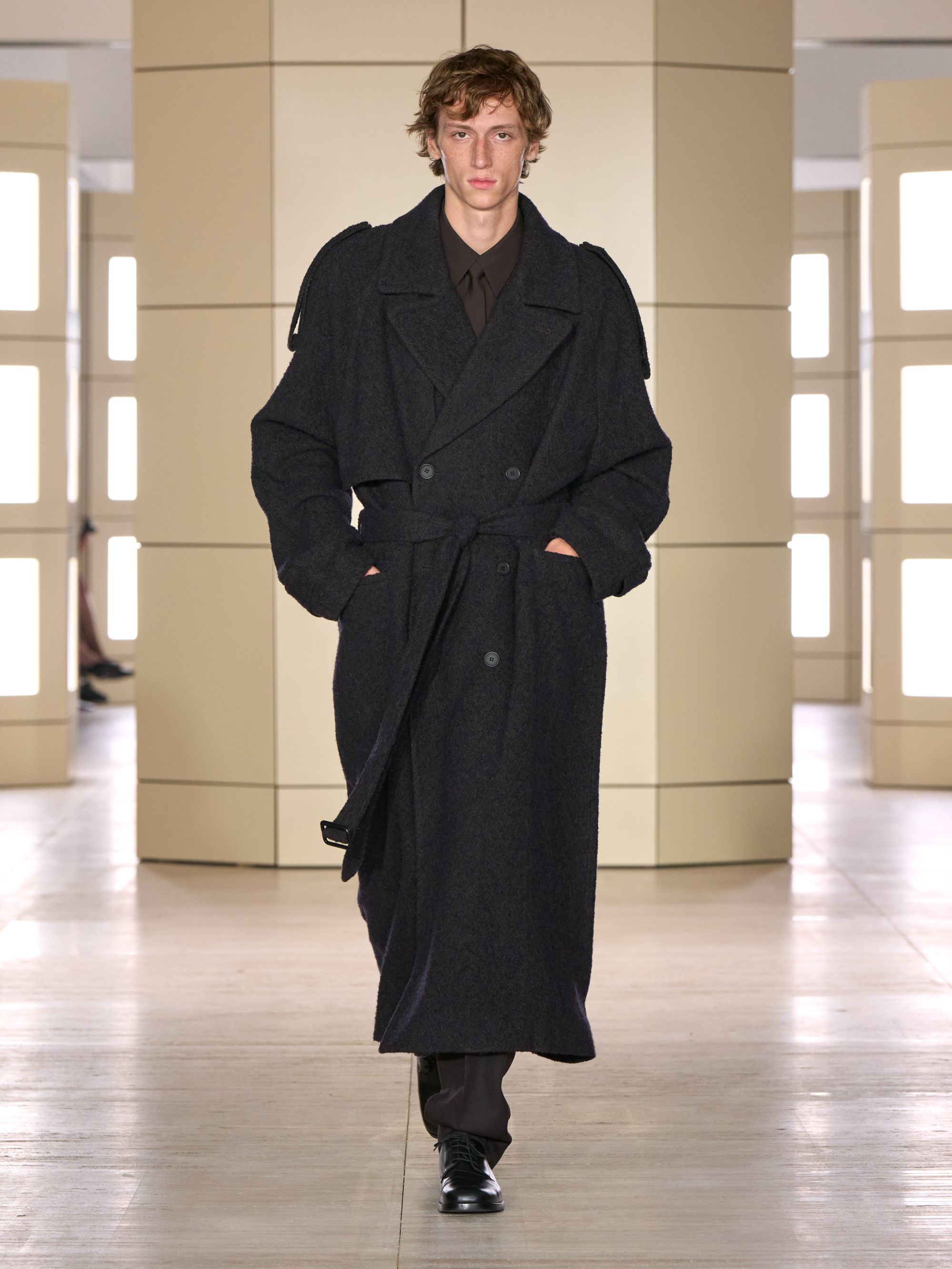 COS porta gli anni venti alla New York Fashion Week Con 47 look tra tailoring, cashmere, pelle e richiami agli anni Venti | Image 633595