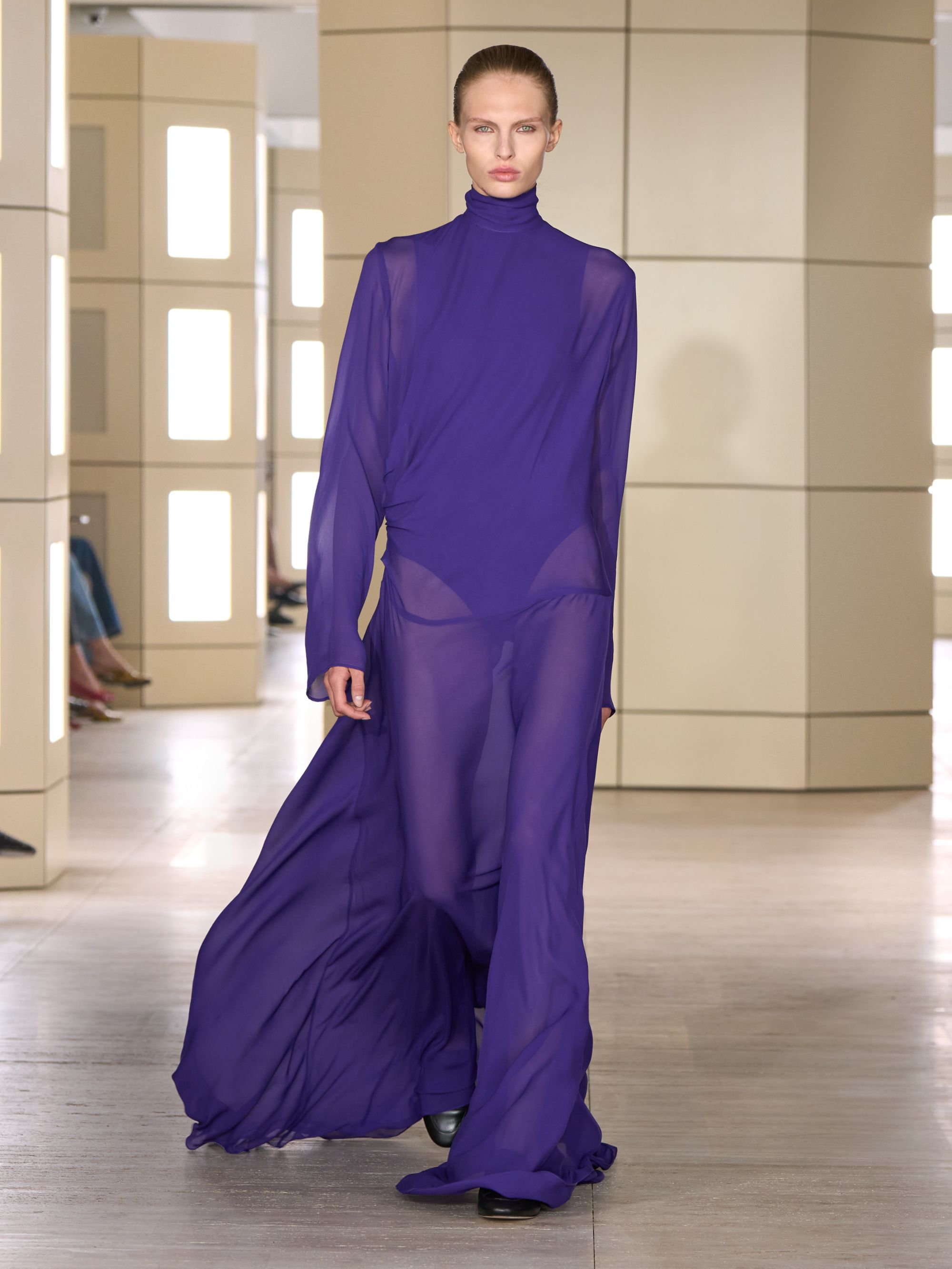 COS porta gli anni venti alla New York Fashion Week Con 47 look tra tailoring, cashmere, pelle e richiami agli anni Venti | Image 633594
