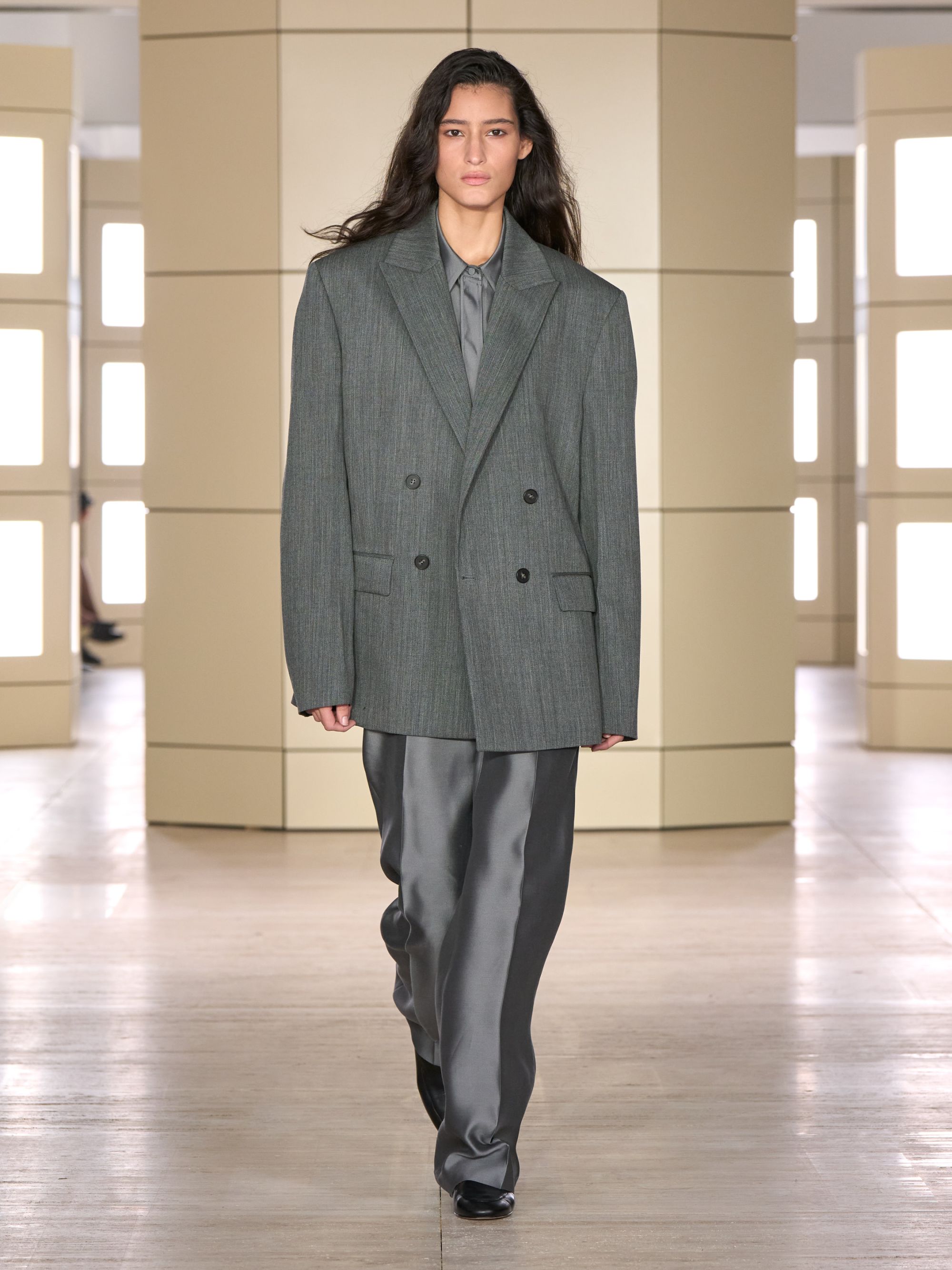COS porta gli anni venti alla New York Fashion Week Con 47 look tra tailoring, cashmere, pelle e richiami agli anni Venti | Image 633593