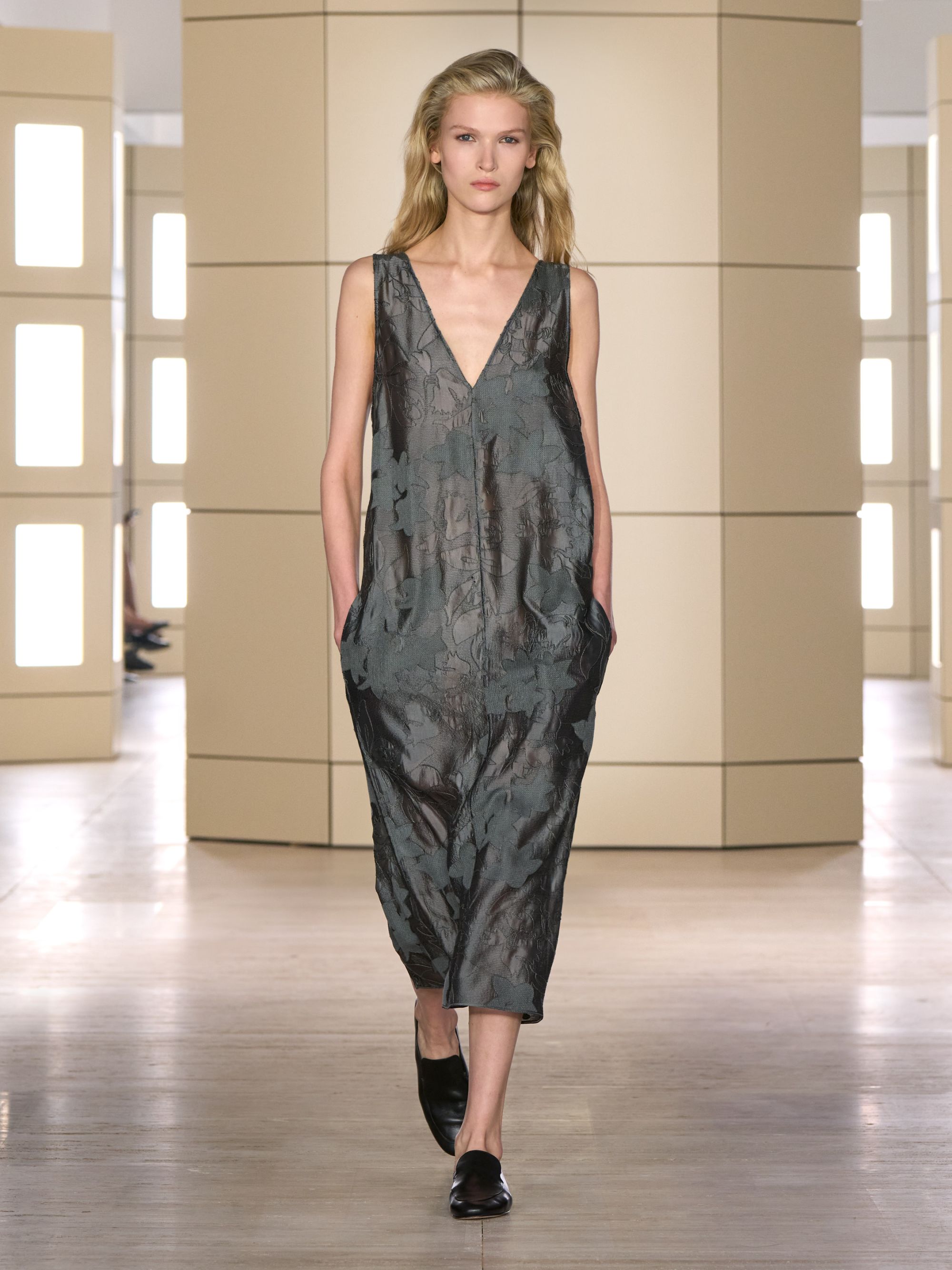 COS porta gli anni venti alla New York Fashion Week Con 47 look tra tailoring, cashmere, pelle e richiami agli anni Venti | Image 633592
