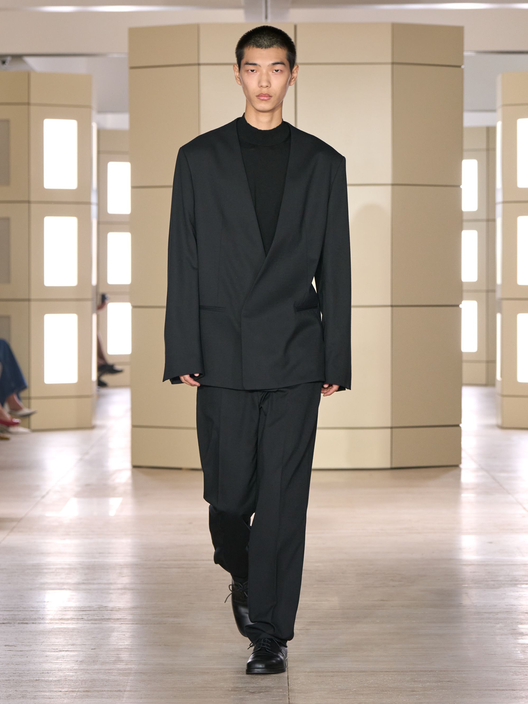 COS porta gli anni venti alla New York Fashion Week Con 47 look tra tailoring, cashmere, pelle e richiami agli anni Venti | Image 633591
