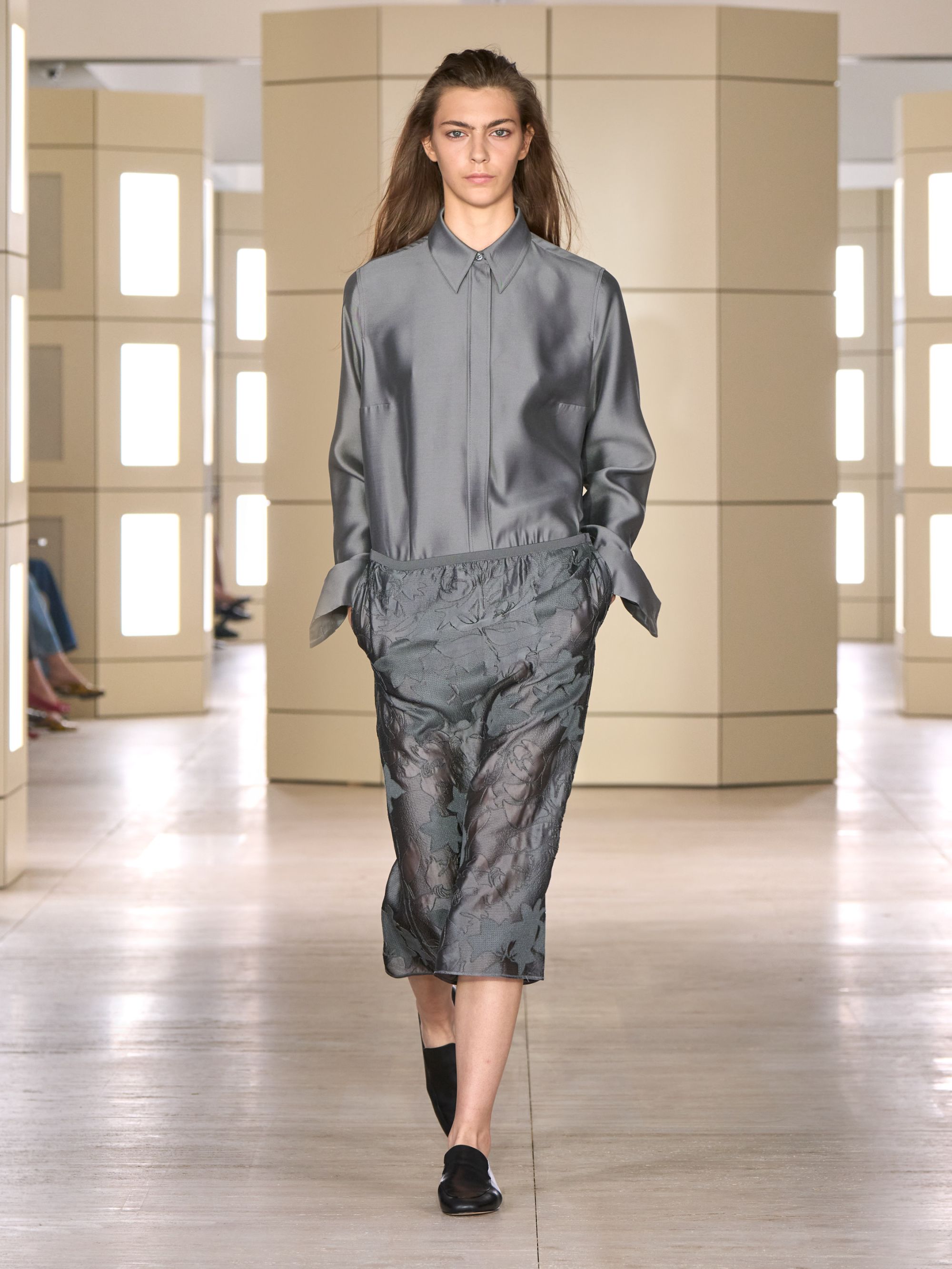 COS porta gli anni venti alla New York Fashion Week Con 47 look tra tailoring, cashmere, pelle e richiami agli anni Venti | Image 633590