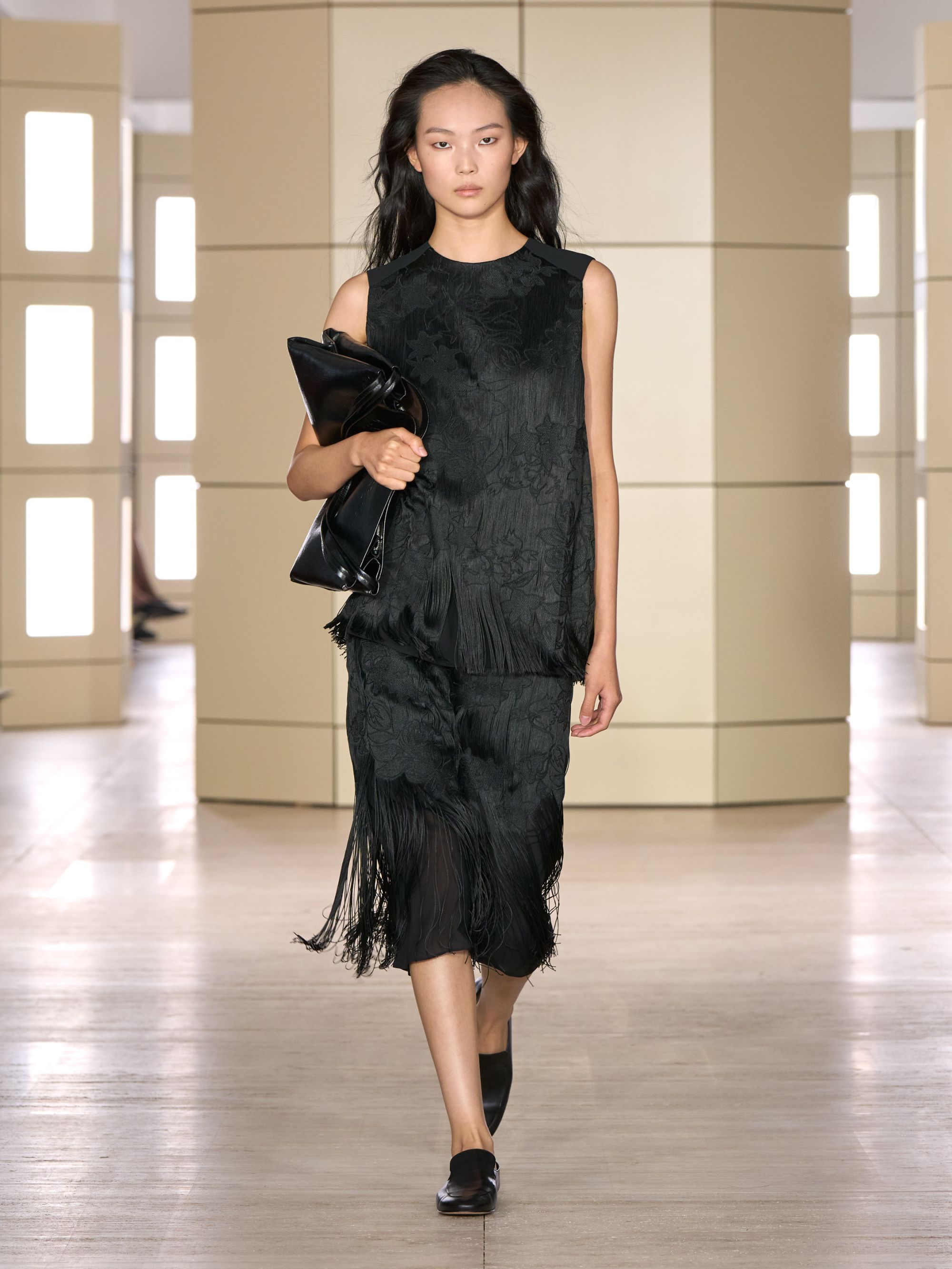 COS porta gli anni venti alla New York Fashion Week Con 47 look tra tailoring, cashmere, pelle e richiami agli anni Venti | Image 633589