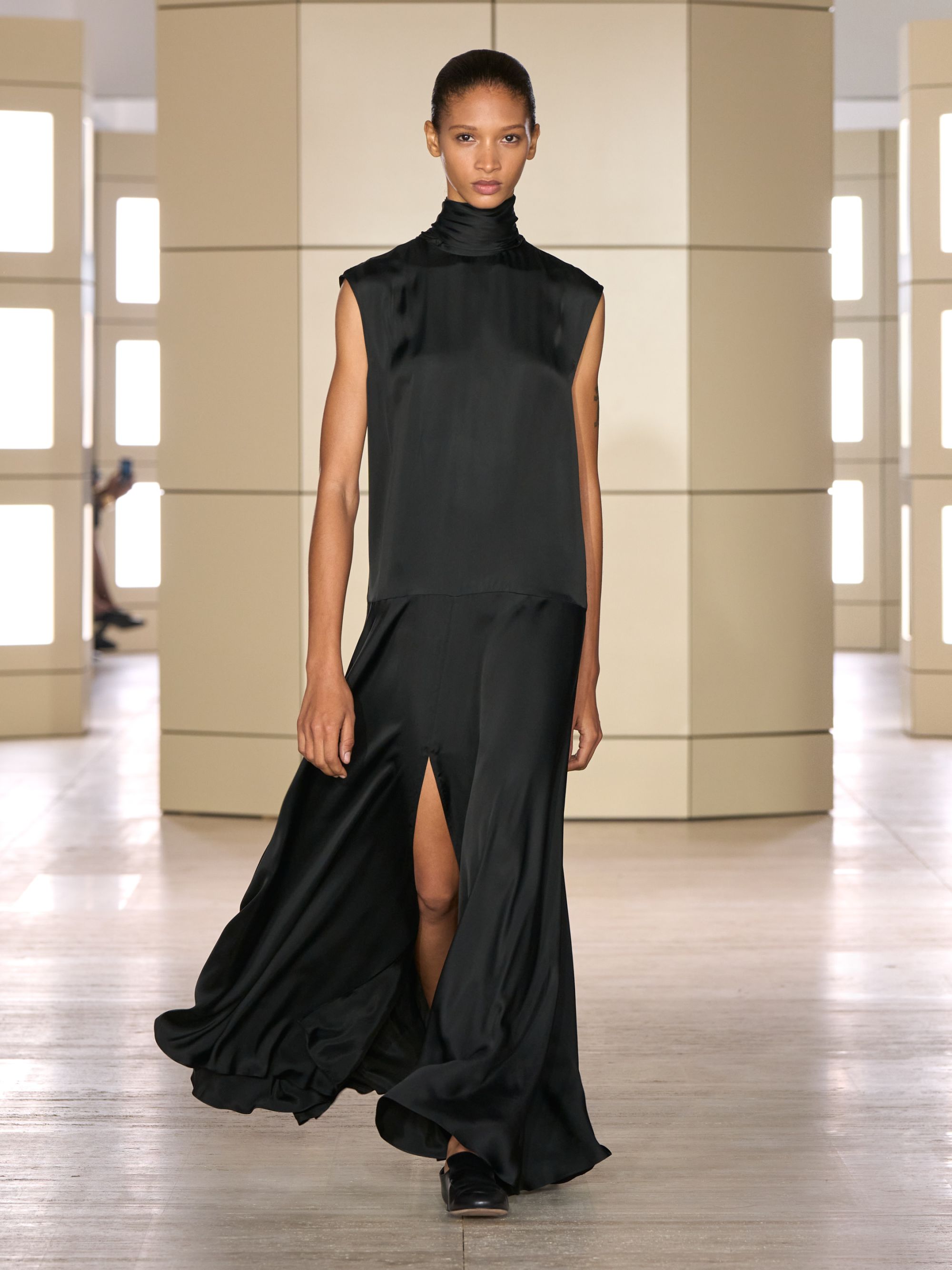 COS porta gli anni venti alla New York Fashion Week Con 47 look tra tailoring, cashmere, pelle e richiami agli anni Venti | Image 633588