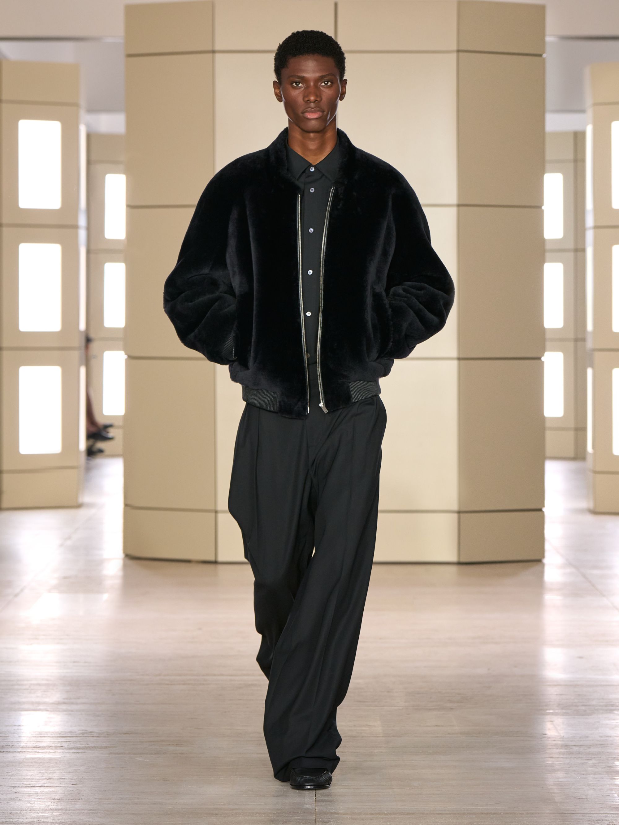 COS porta gli anni venti alla New York Fashion Week Con 47 look tra tailoring, cashmere, pelle e richiami agli anni Venti | Image 633587
