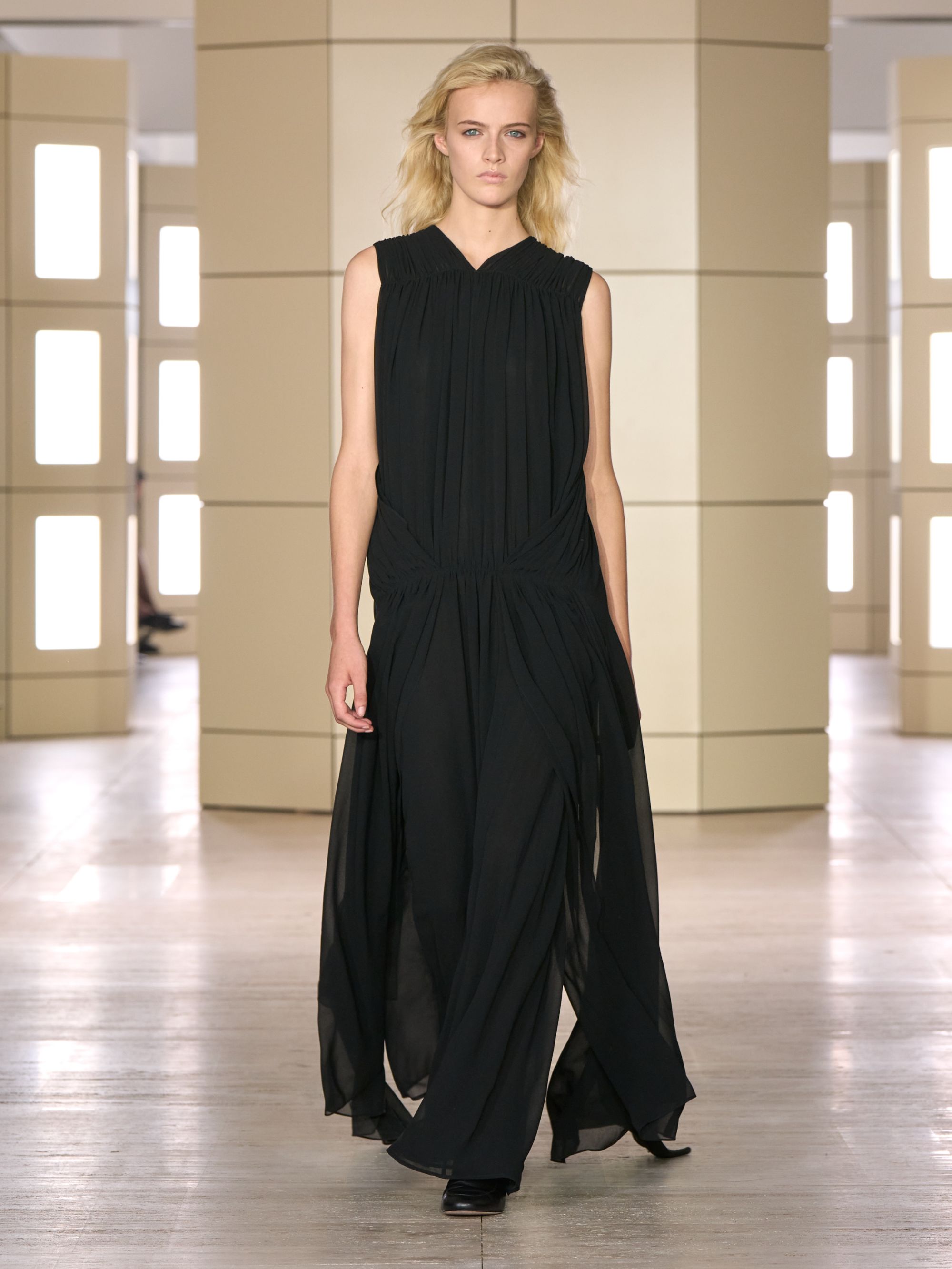 COS porta gli anni venti alla New York Fashion Week Con 47 look tra tailoring, cashmere, pelle e richiami agli anni Venti | Image 633586