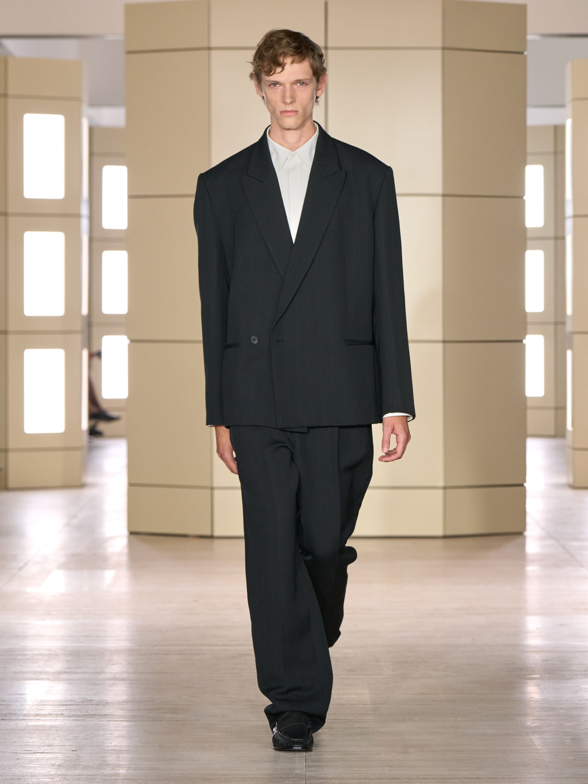 COS porta gli anni venti alla New York Fashion Week Con 47 look tra tailoring, cashmere, pelle e richiami agli anni Venti | Image 633585