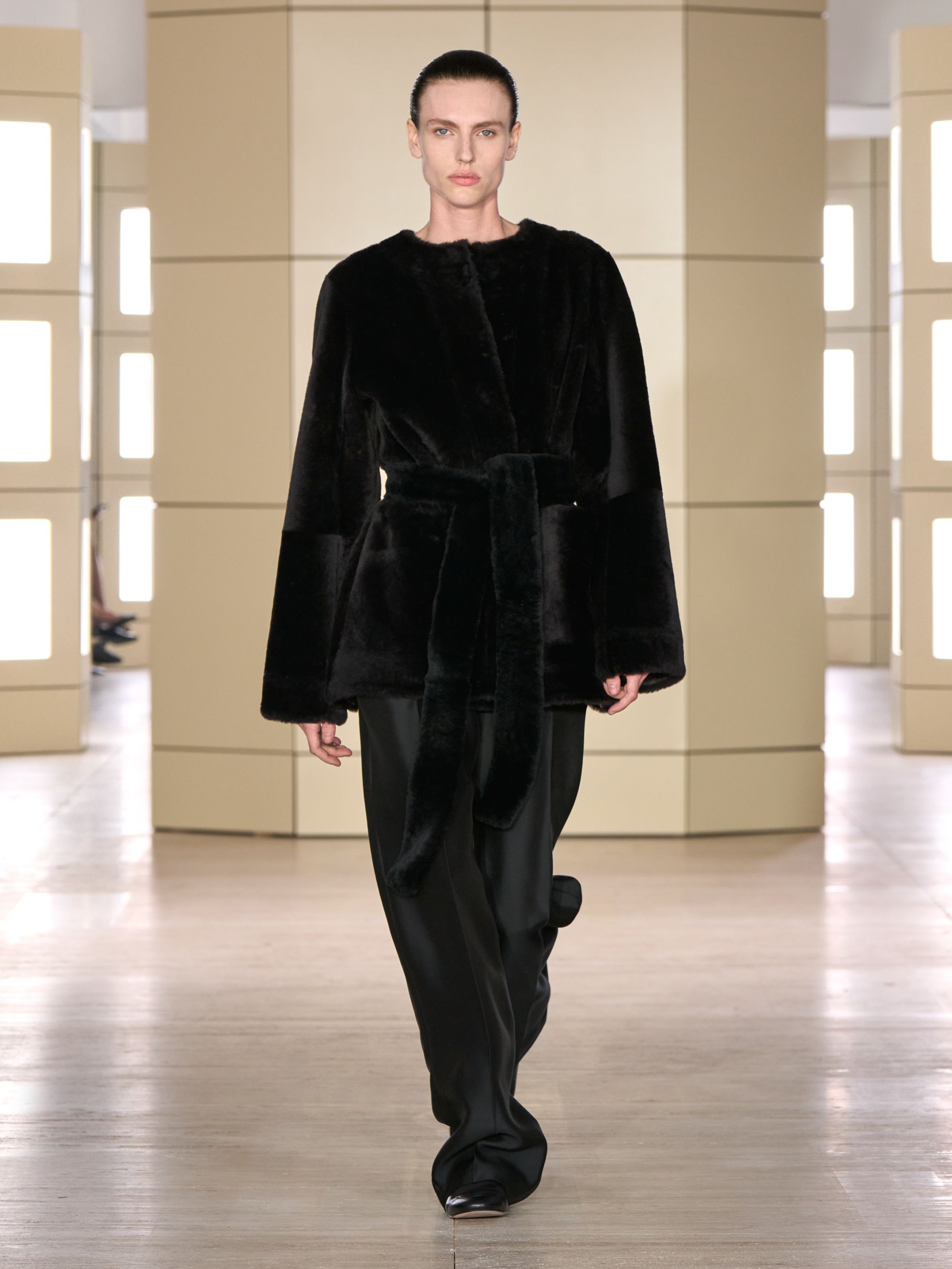 COS porta gli anni venti alla New York Fashion Week Con 47 look tra tailoring, cashmere, pelle e richiami agli anni Venti | Image 633584