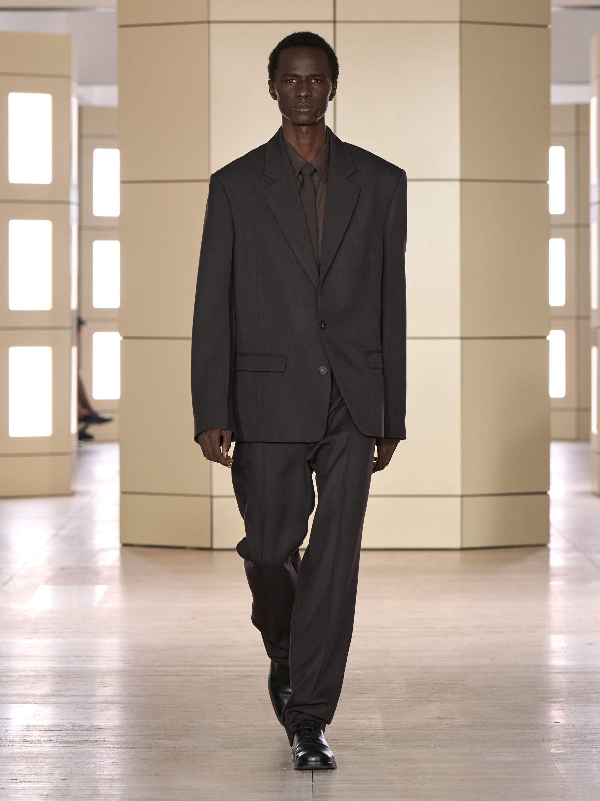 COS porta gli anni venti alla New York Fashion Week Con 47 look tra tailoring, cashmere, pelle e richiami agli anni Venti | Image 633583
