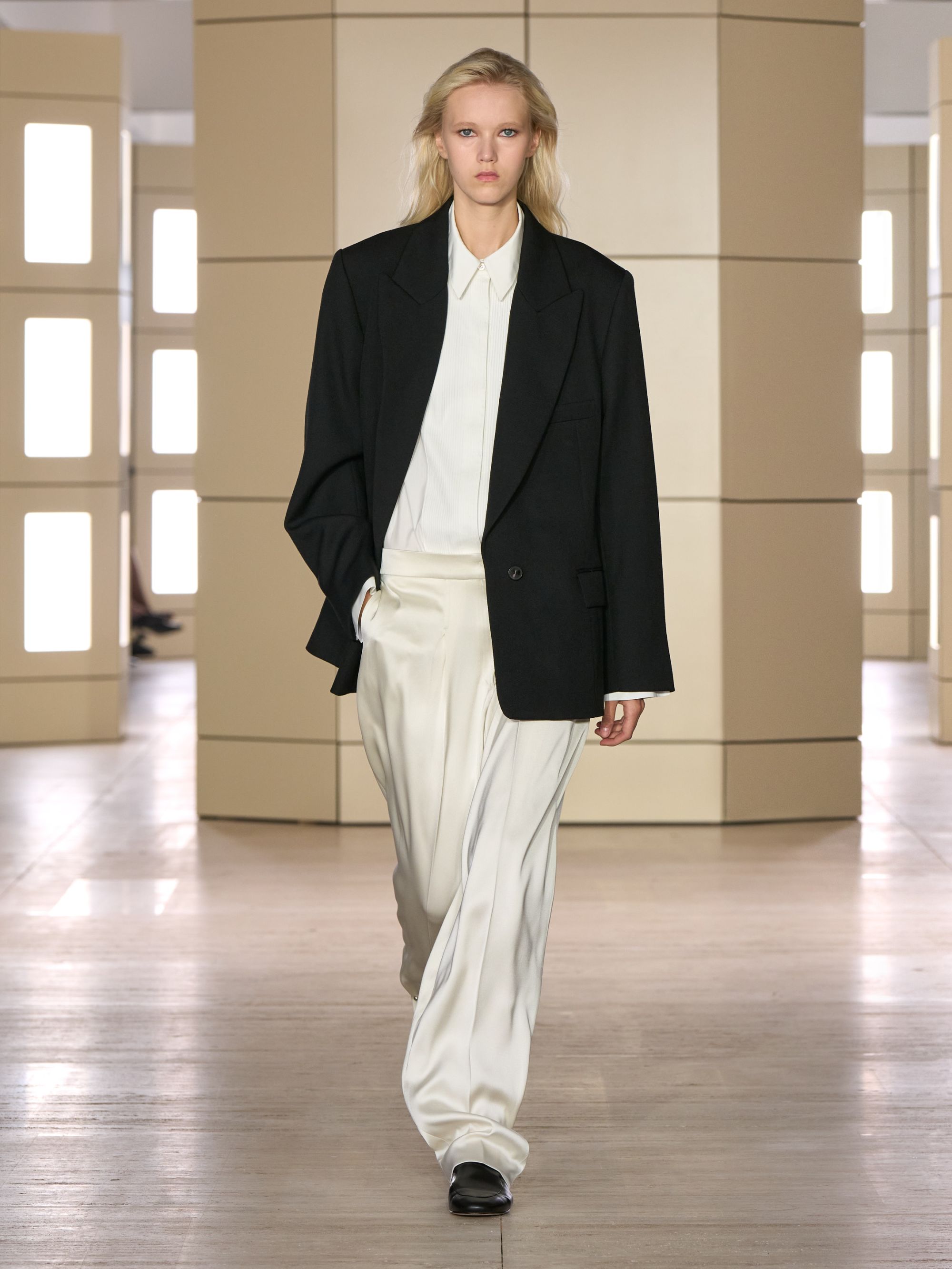 COS porta gli anni venti alla New York Fashion Week Con 47 look tra tailoring, cashmere, pelle e richiami agli anni Venti | Image 633582