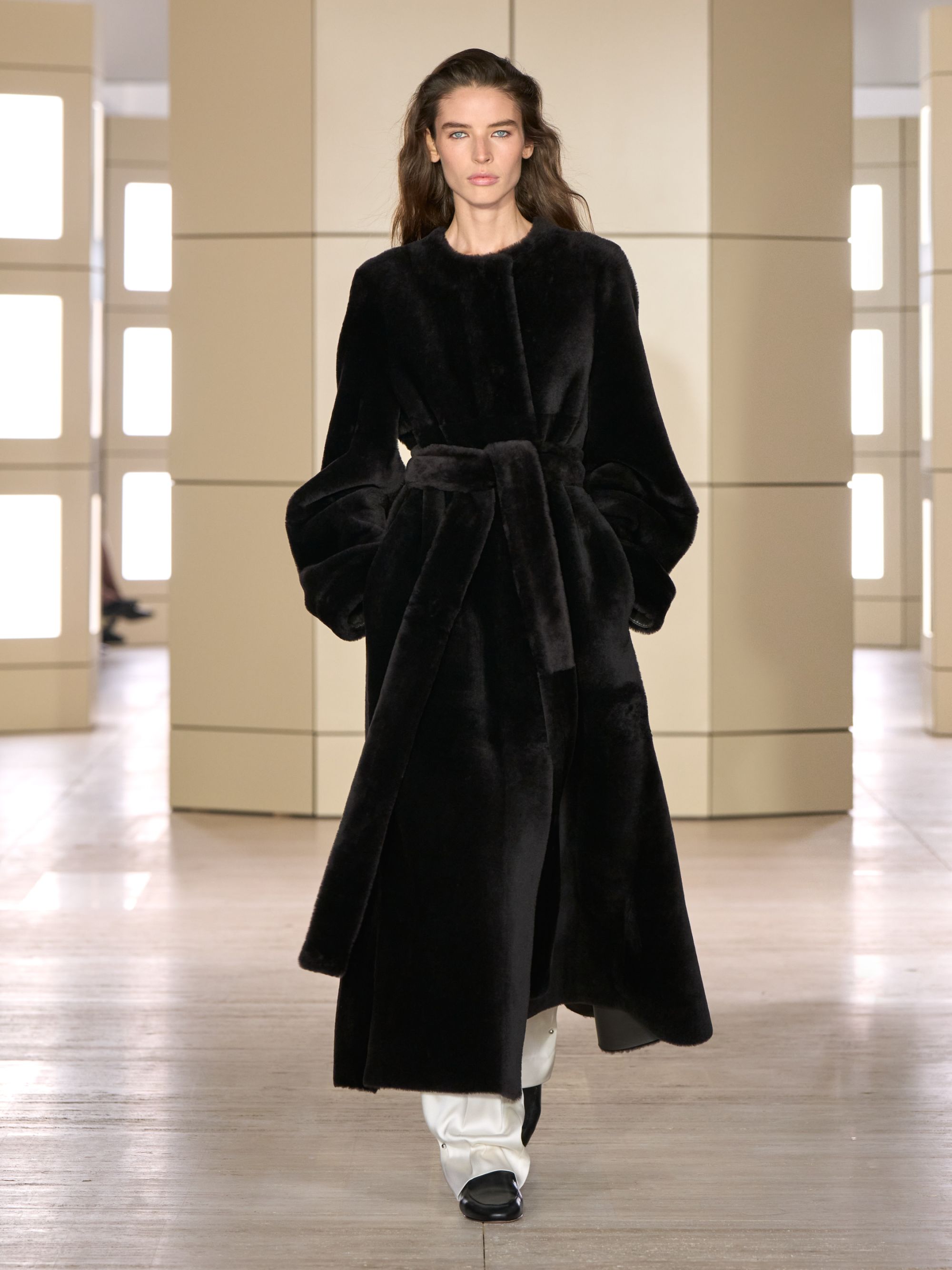 COS porta gli anni venti alla New York Fashion Week Con 47 look tra tailoring, cashmere, pelle e richiami agli anni Venti | Image 633581