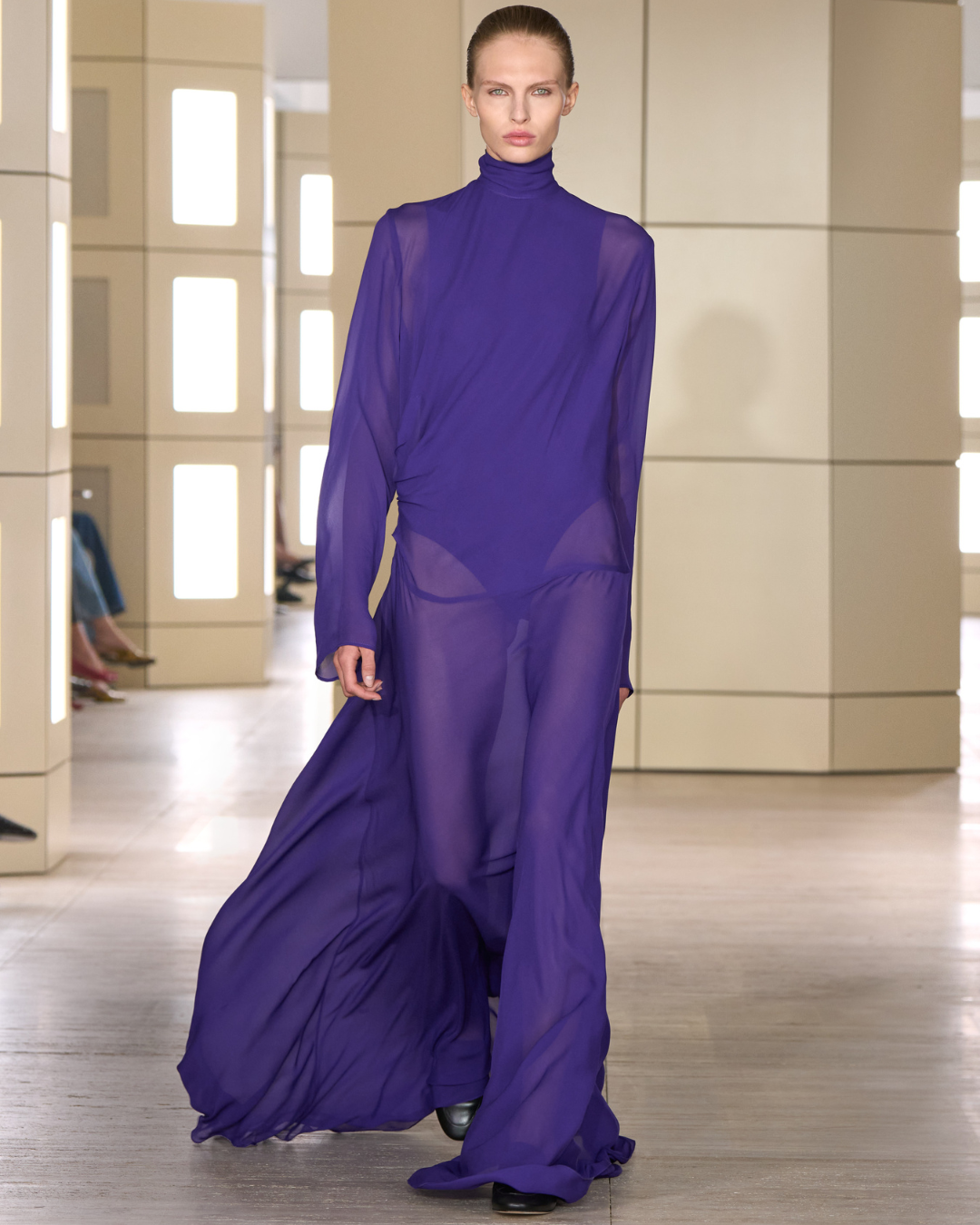 COS porta gli anni venti alla New York Fashion Week Con 47 look tra tailoring, cashmere, pelle e richiami agli anni Venti