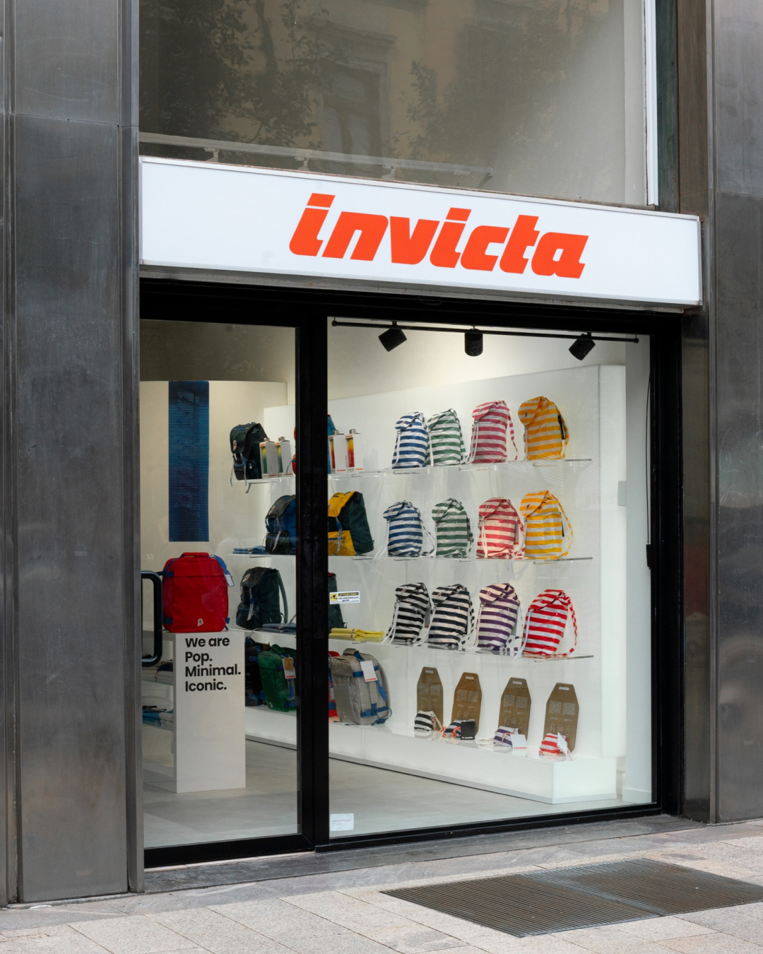 Invicta compie 120 anni con un nuovo temporary store a Milano Tra modelli d’archivio e nuove collezioni, il brand celebra il suo heritage in Corso Garibaldi 73