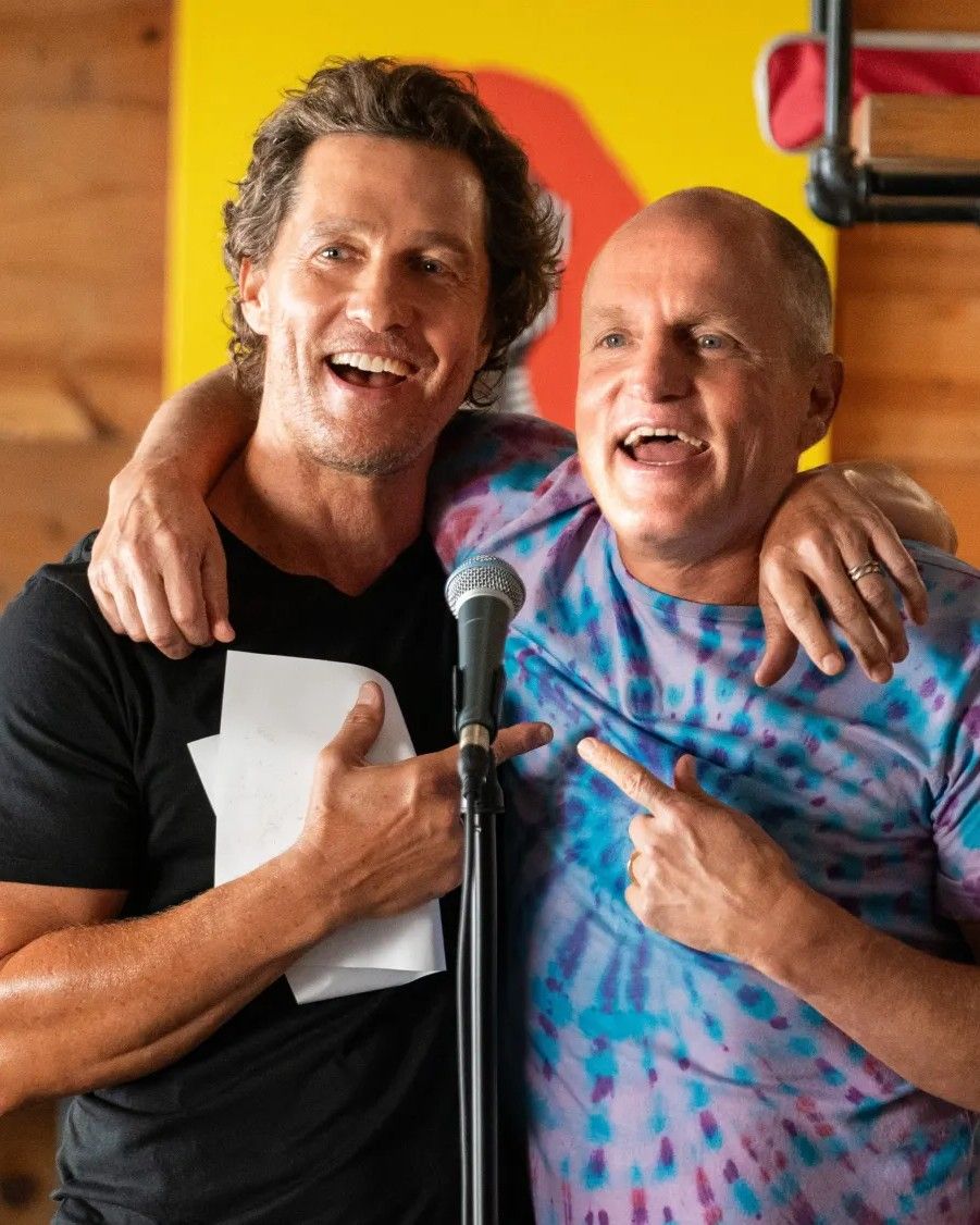 Lo sapete che Matthew McConaughey e Woody Harrelson potrebbero essere fratelli? L’ipotesi, l’amicizia e il legame tra i due attori diventa il cuore della comedy Brothers
