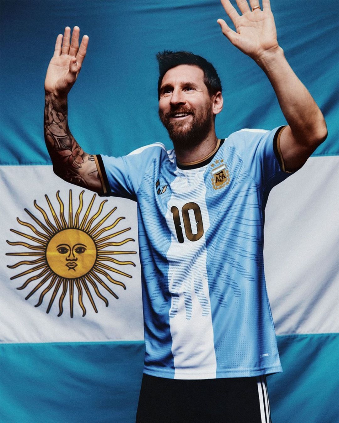 Una maglia per l’ultima volta di Messi con l’Argentina La bandiera nazionale, i dettagli dorati e il logo personale per salutare il numero 10