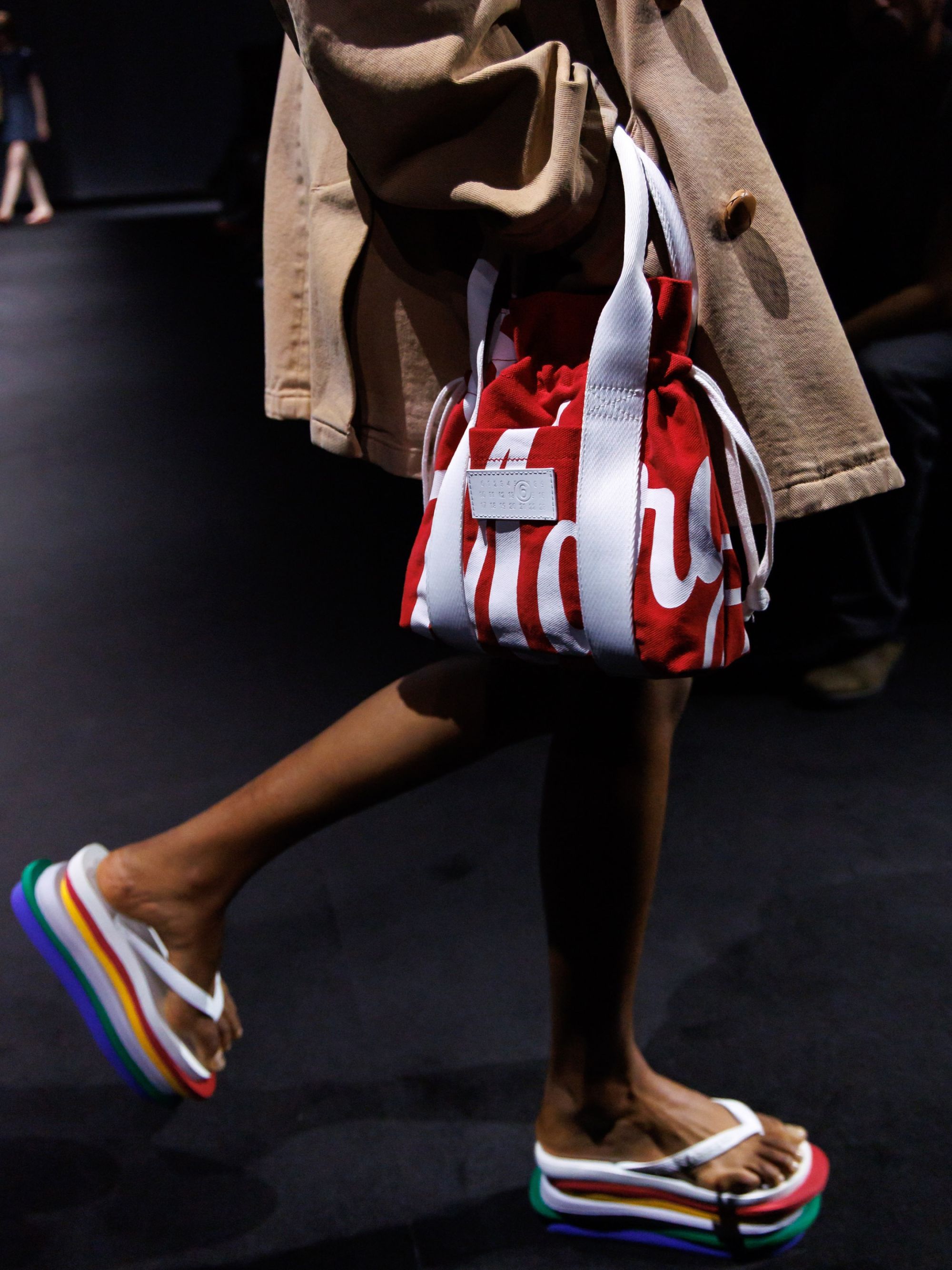 Die Havaianas von MM6 Maison Margiela haben sechs Sohlen Bei der FW26-Show ein erster Vorgeschmack auf das Projekt mit der brasilianischen Marke | Image 634057