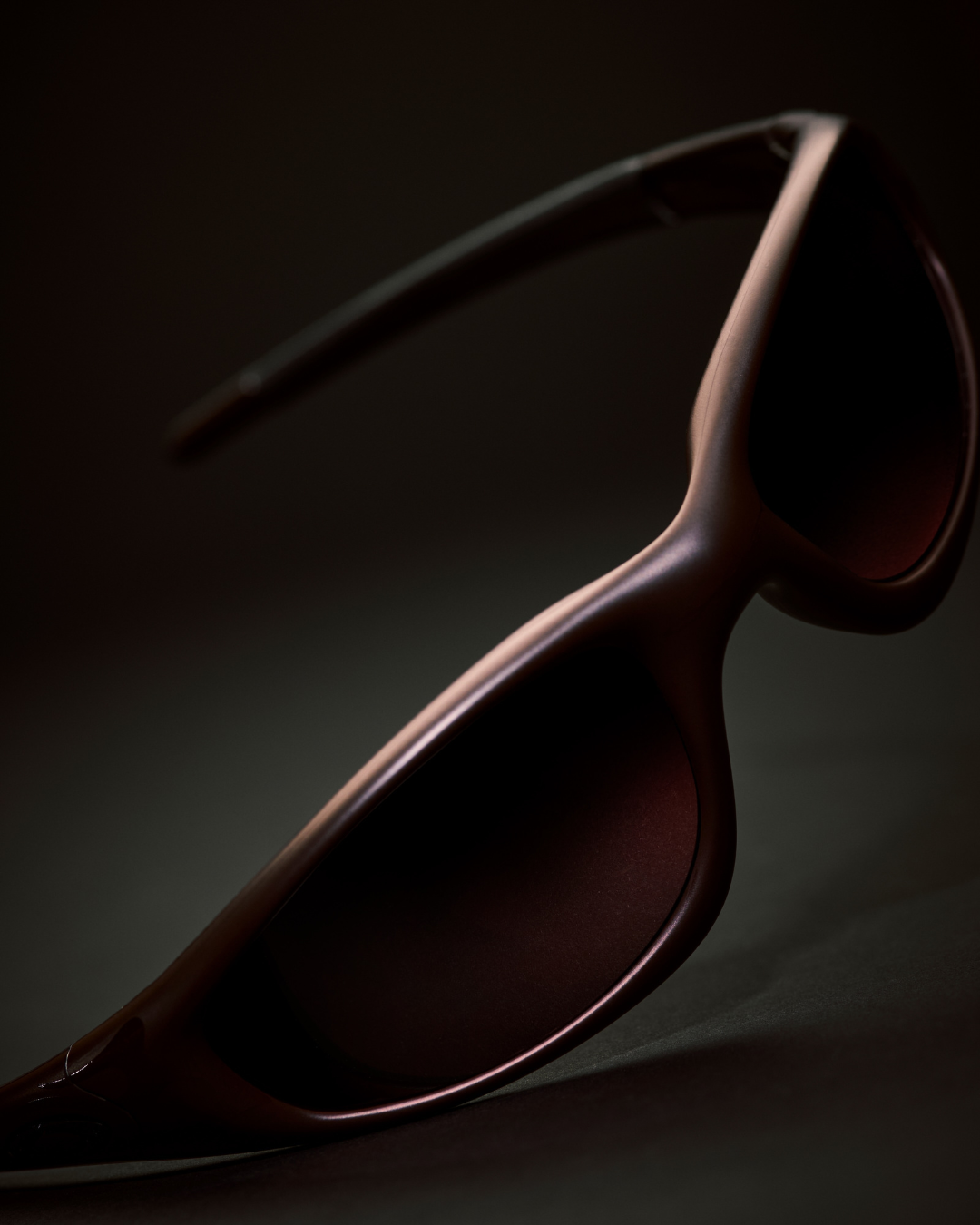 Travis Scott presenta i suoi primi occhiali Oakley Il rapper, Chief Visionary Officer del brand dal 2025, rivisita tre montature storiche per inaugurare la partnership