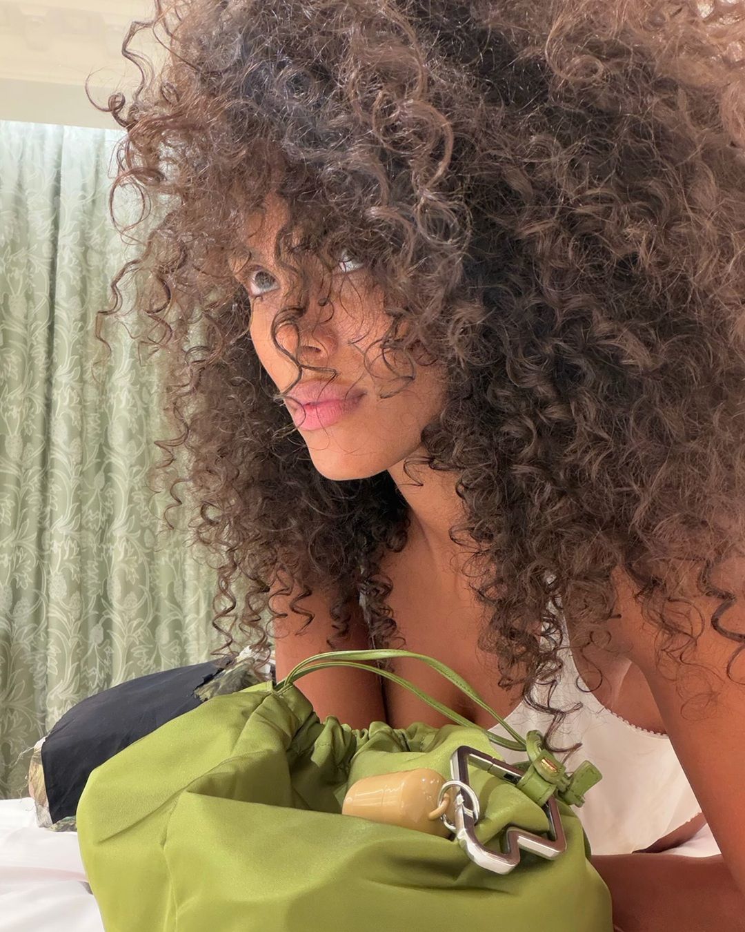 L’eleganza indomita dei lioness curl I ricci continuano a conquistarci in una versione wild & chic