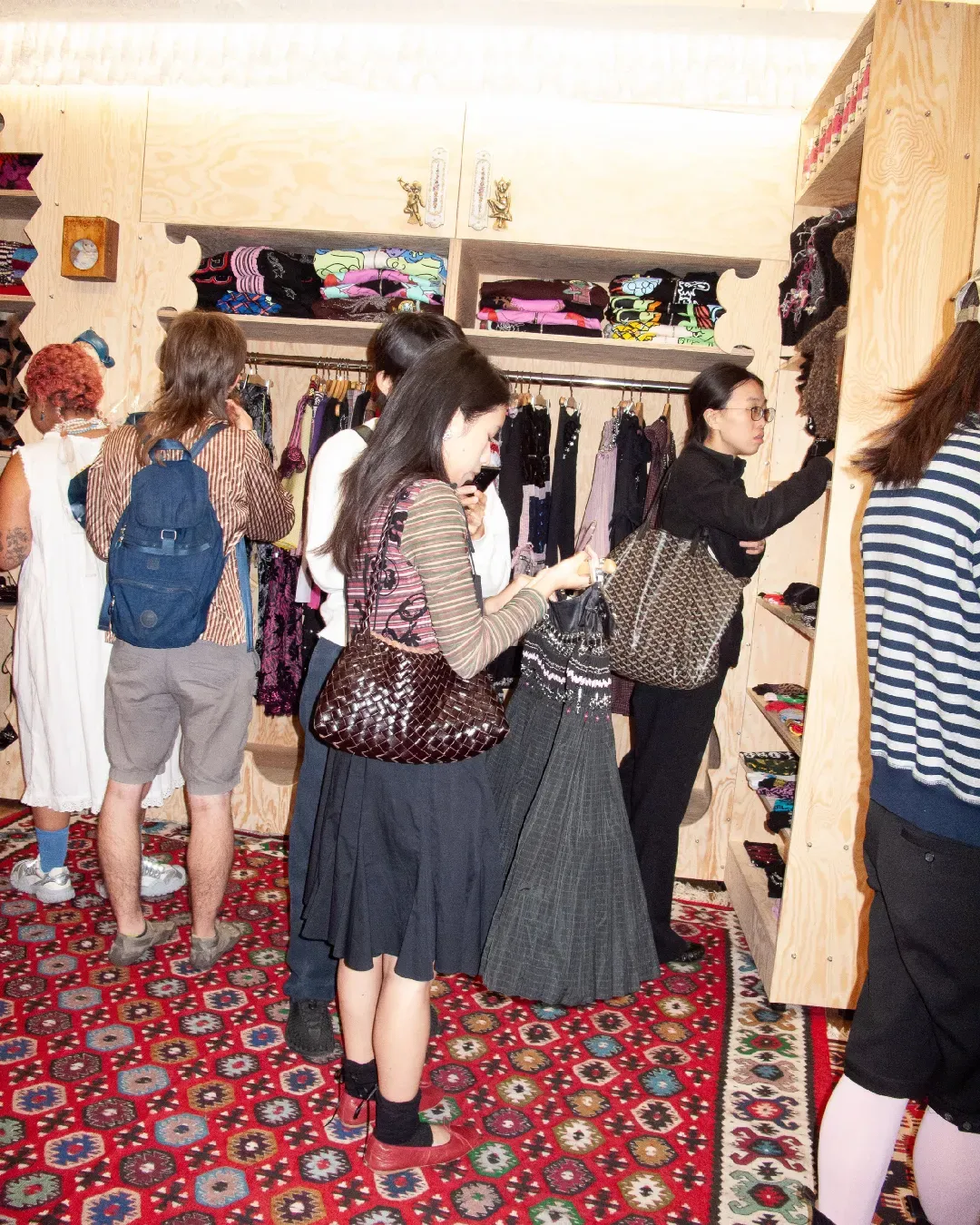Come la Gen Z sta cambiando le regole del retail fisico Dalle clubhouse ai test lab, i nuovi brand stanno trasformando i negozi in qualcosa che va ben oltre lo shopping
