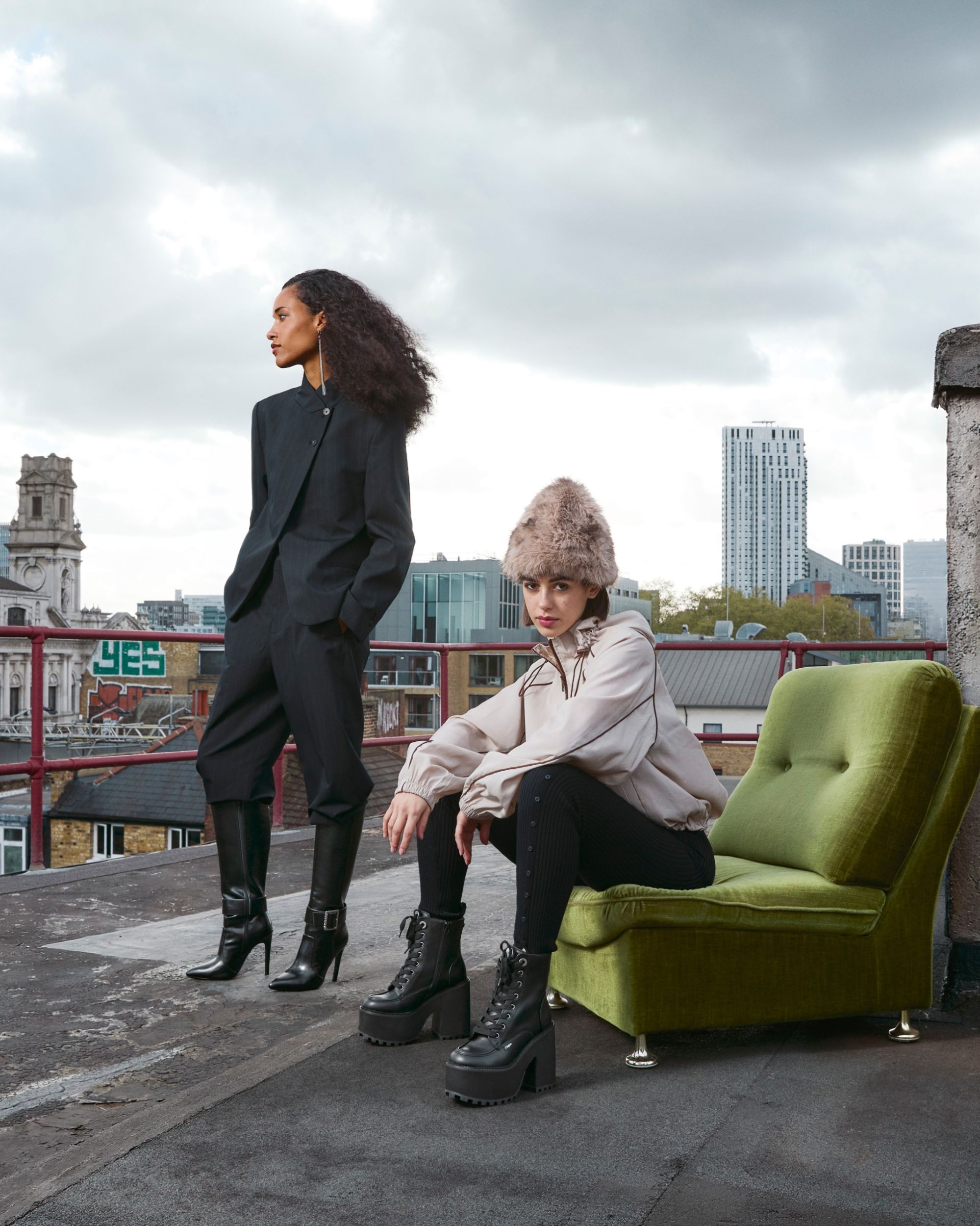 La nuova collezione FW26 di BUFFALO trasforma l’individualità in silhouette Tra volumi scultorei, layering, metalli e animalier, il brand mette al centro la personalità di chi indossa le scarpe