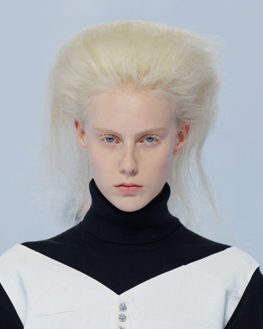 Gli hairstyling della Milano Fashion Week sono molto relatable Preparate le spazzole: quest'anno ci si cotona i capelli