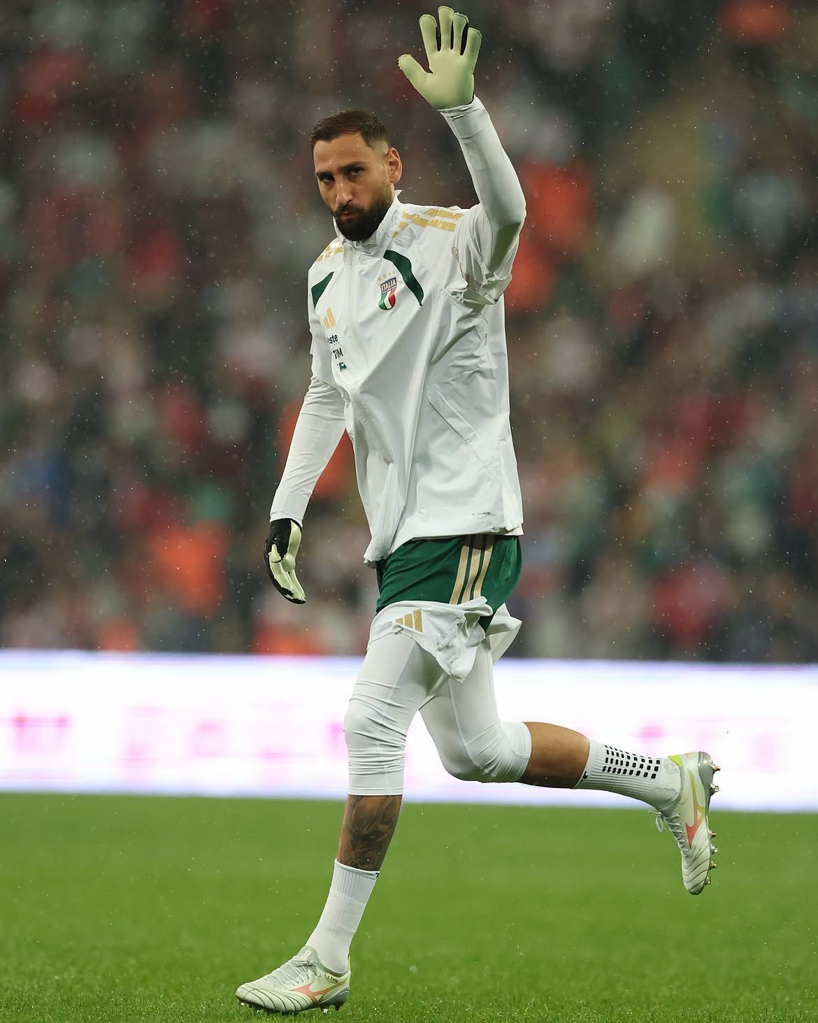 Donnarumma ha lasciato adidas per Mizuno? E probabilmente ha cambiato anche fornitore di gaunti