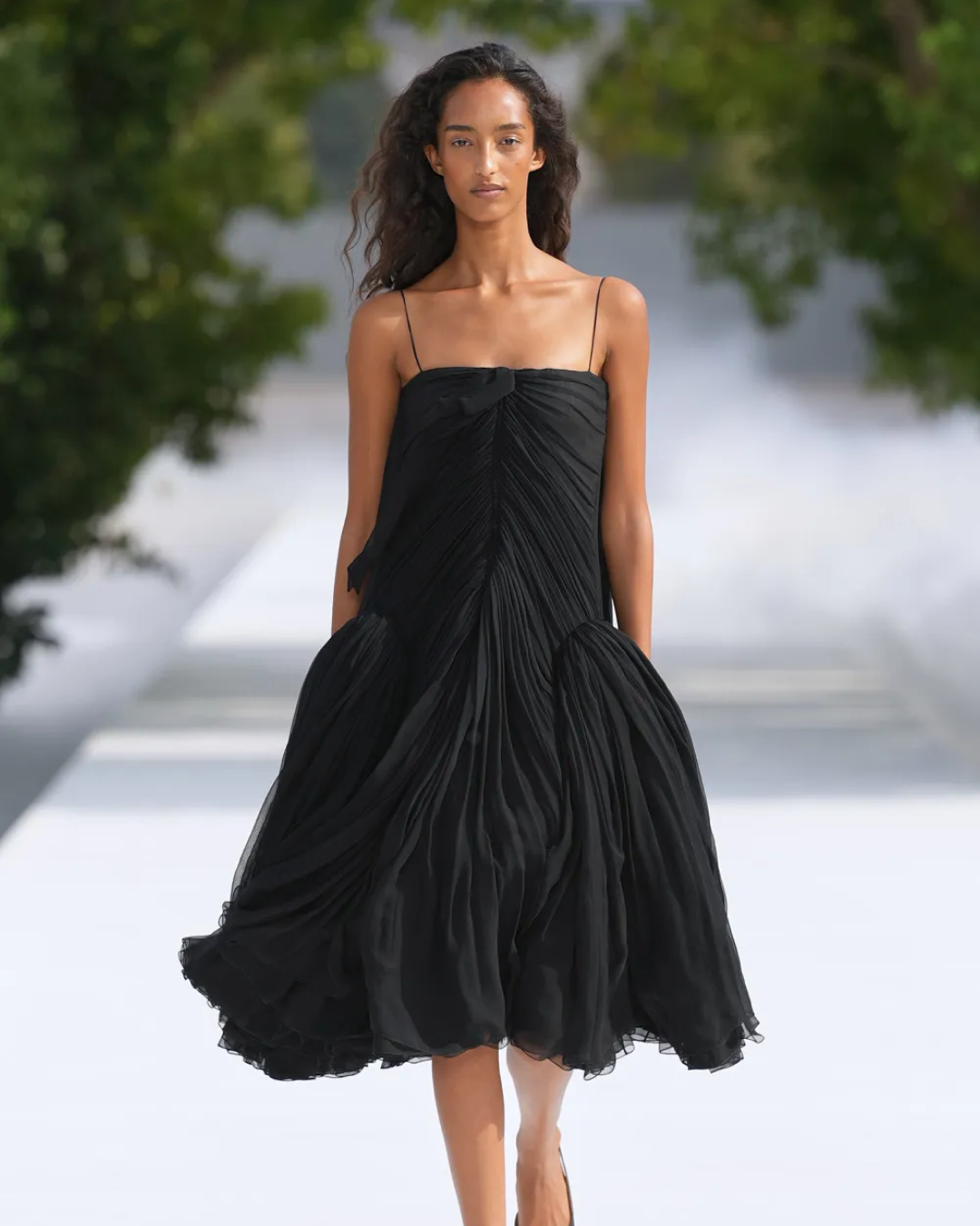 L’albero della vita secondo Jonathan Anderson nella SS27 di Dior Una collezione cupa che inizia a suscitare qualche interrogativo sulla direzione creativa di Anderson