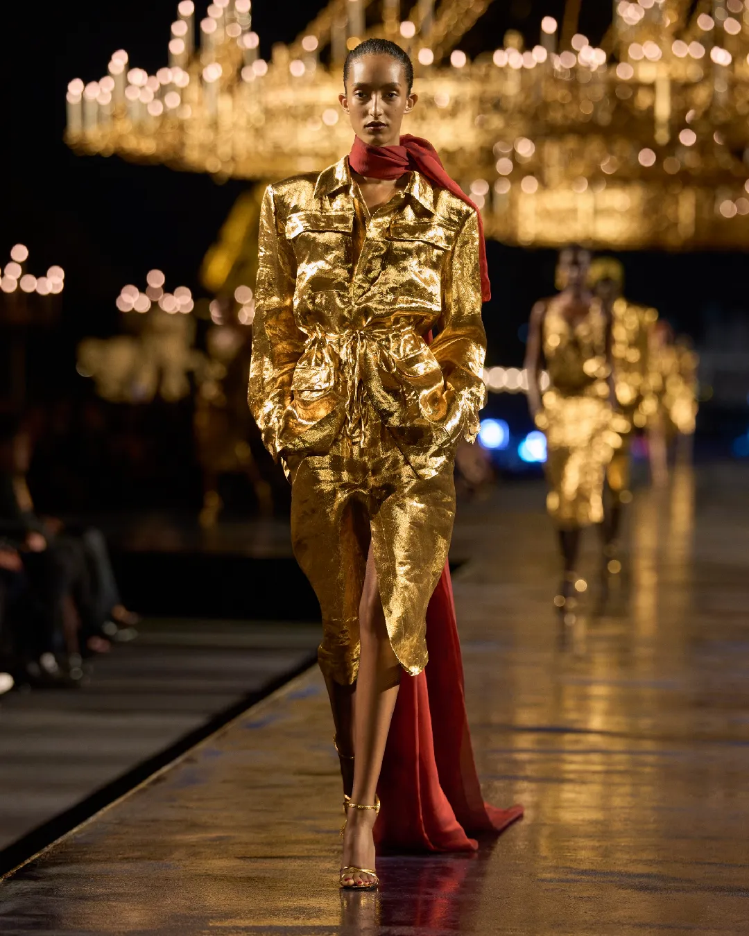 Die goldene Hypnose von Anthony Vaccarello für Saint Laurent SS27 Wenn es ein Abschied war, war es ein wunderschöner.