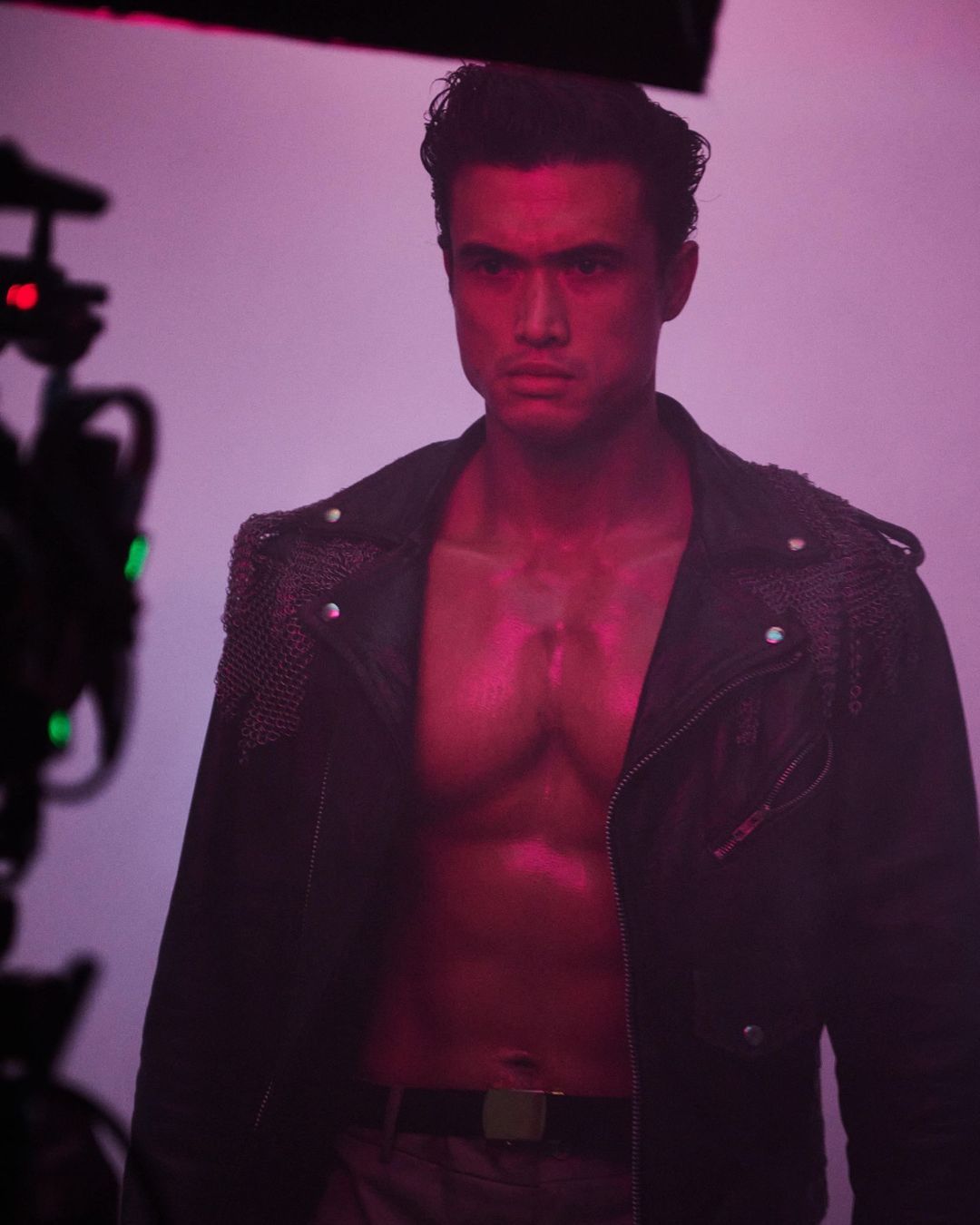 Charles Melton ist Vater geworden, daher versteht er seinen Charakter in Her Private Hell gründlich Der Schauspieler ist in der Besetzung von Nicolas Winding Refns Film zu sehen, der ab dem 1. Oktober in den Kinos zu sehen ist