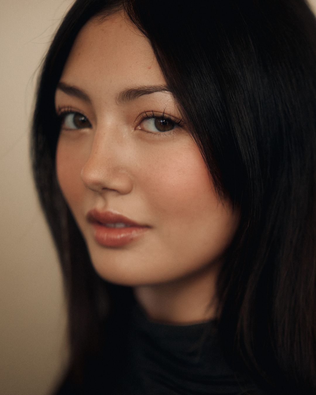 Tutto sul look make-up di Miku Martineau per Giorgio Armani Con piccola intervista alla protagonista di Crew Girl