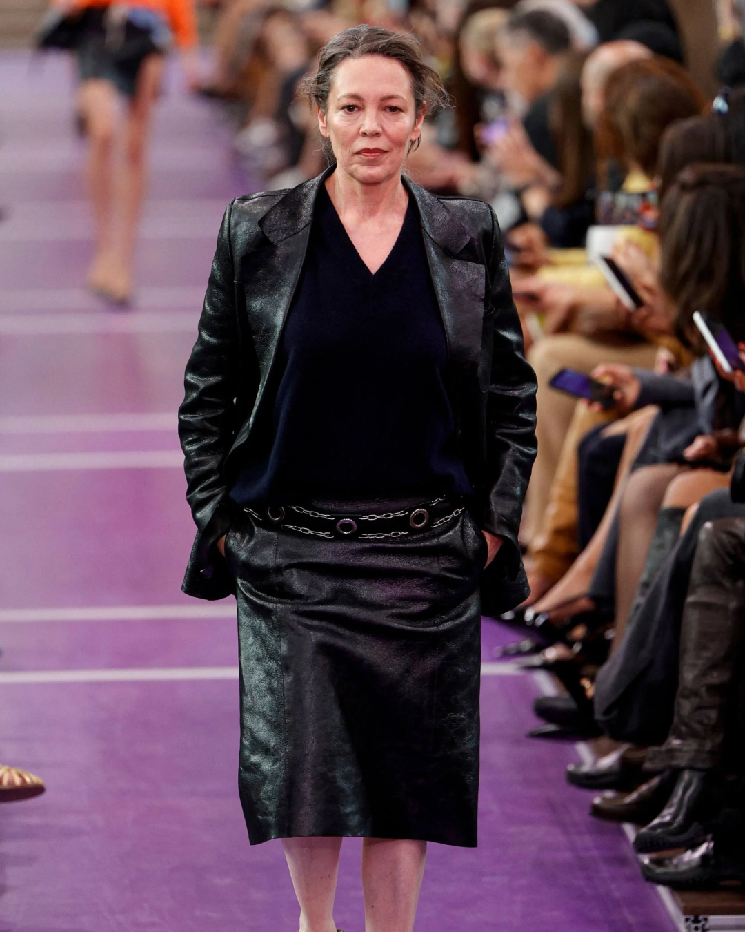 La SS27 di Miu Miu è qualcosa di nuovo, qualcosa di vecchio e qualcosa di sportivo Con apparizioni speciali di Olivia Colman, Gigi Hadid, Emma Corrin, Noah Jupe e tanti altri