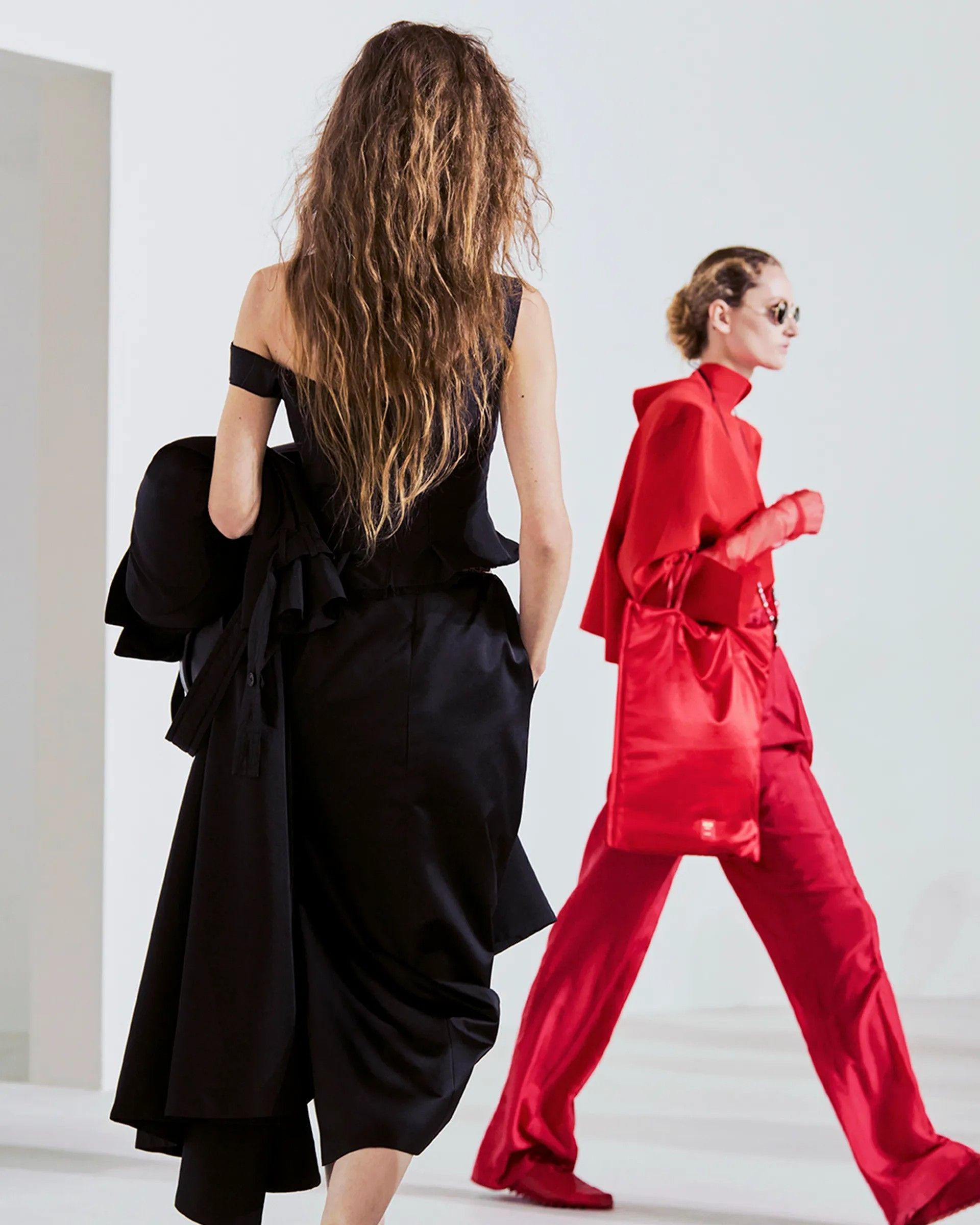 5 highlight della Paris Fashion Week SS27 Women's Dal party di August Barron fino al drama apocalittico di Kiko Kostadinov