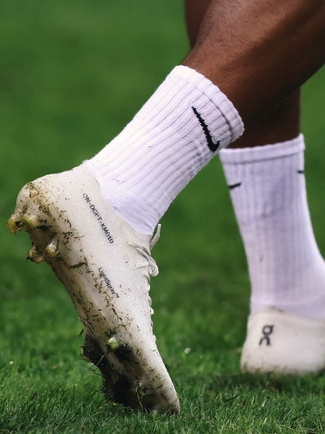 Il LightSpray di On può funzionare anche nel calcio? Una tomaia quasi invisibile, pensata per avvicinare il piede alla palla