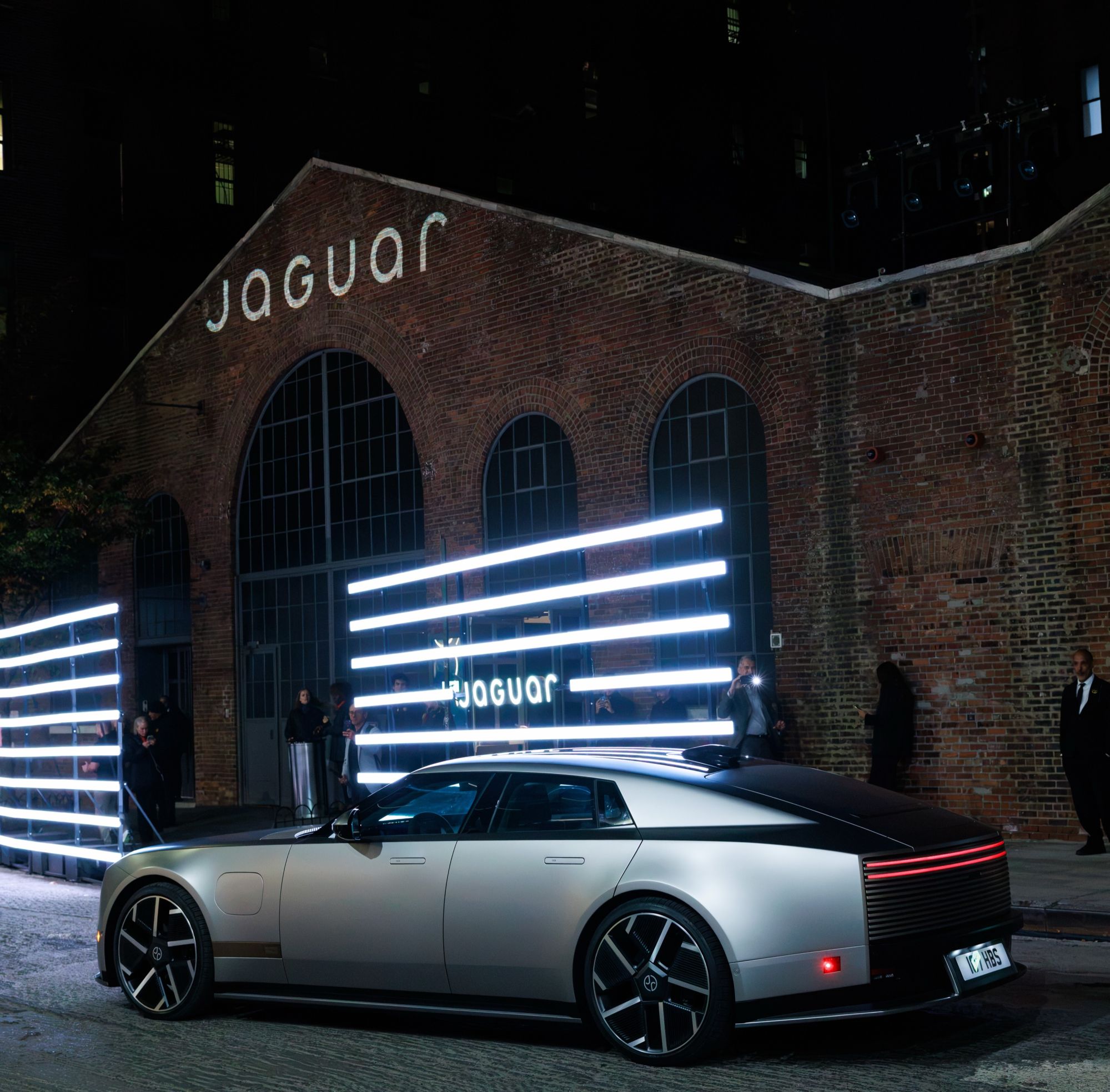 Jaguar läutet seine elektrische Ära mit dem Type 01 ein Modernste Technologie und eine Launchveranstaltung mit Florence Pugh, Sienna Spiera, Karl-Anthony Towns und dem Rapper Kano | Image 637766
