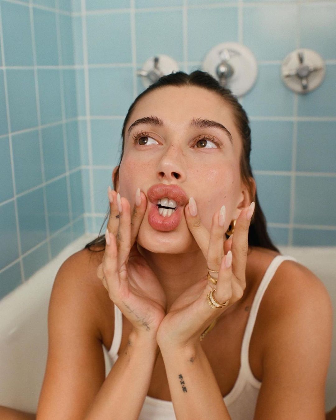 The Manual Lift RT Method is the new pre-makeup routine you need to know about Rosalia Tuttobene's customized treatment focuses on contours, tension, and texture to create a more relaxed face that's ready for makeup