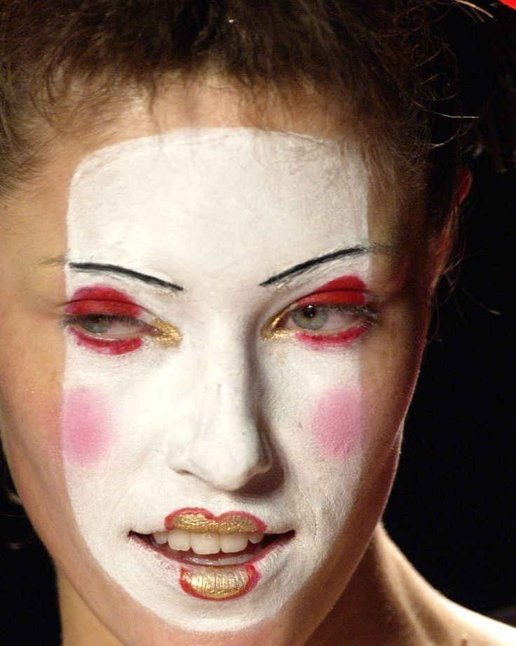 Maquilhagem de Halloween inspirada nos desfiles mais emblemáticos De Christian Dior de John Galliano a Matières Fécales