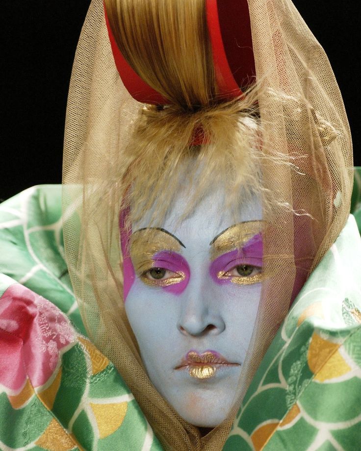 Maquilhagem de Halloween inspirada nos desfiles mais emblemáticos De Christian Dior de John Galliano a Matières Fécales