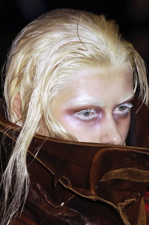Maquilhagem de Halloween inspirada nos desfiles mais emblemáticos De Christian Dior de John Galliano a Matières Fécales