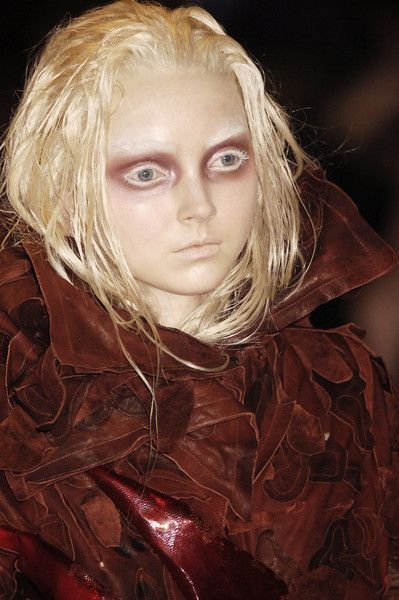 Maquilhagem de Halloween inspirada nos desfiles mais emblemáticos De Christian Dior de John Galliano a Matières Fécales