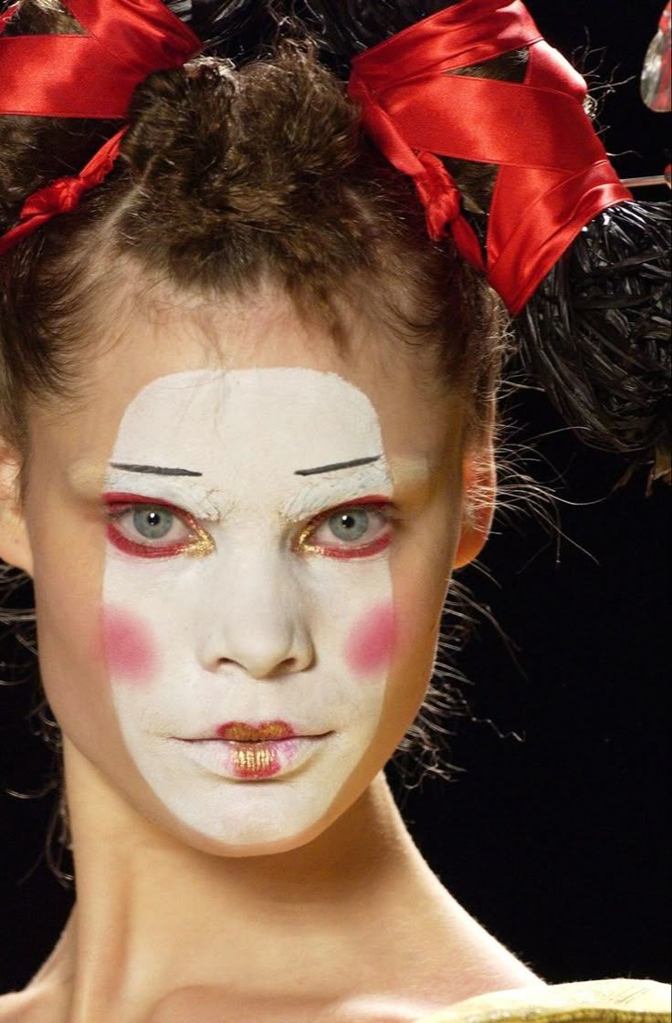 Maquilhagem de Halloween inspirada nos desfiles mais emblemáticos De Christian Dior de John Galliano a Matières Fécales