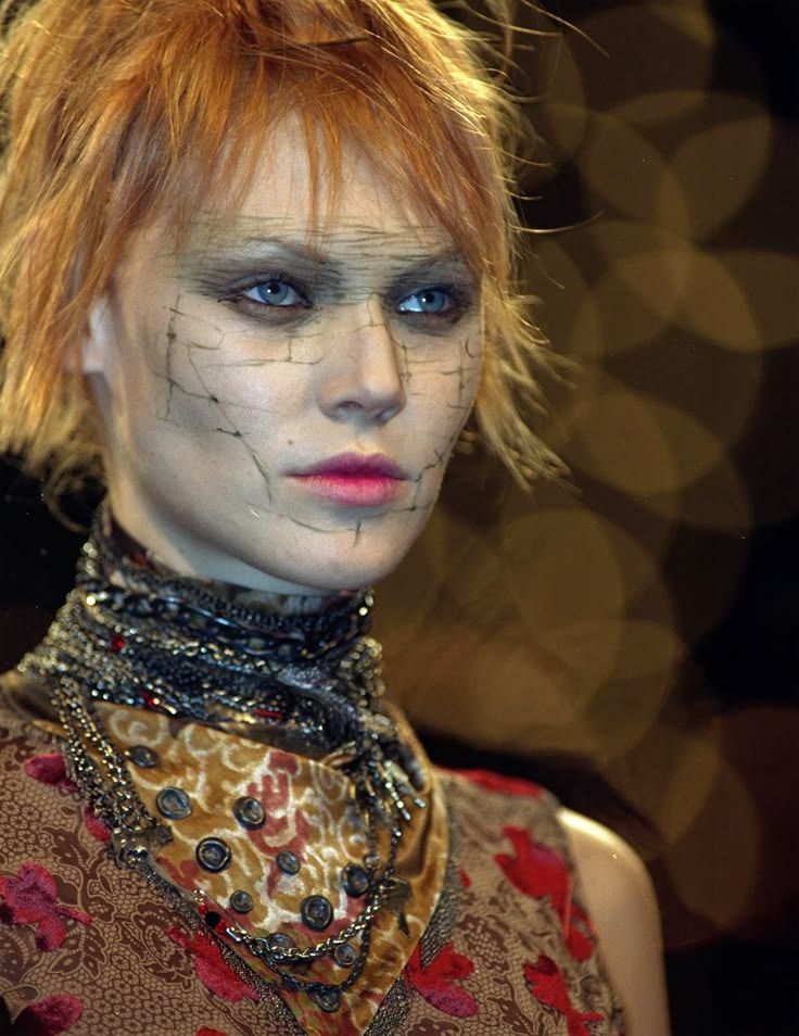 Maquilhagem de Halloween inspirada nos desfiles mais emblemáticos De Christian Dior de John Galliano a Matières Fécales
