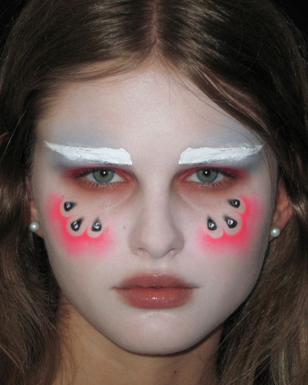 Maquilhagem de Halloween inspirada nos desfiles mais emblemáticos De Christian Dior de John Galliano a Matières Fécales