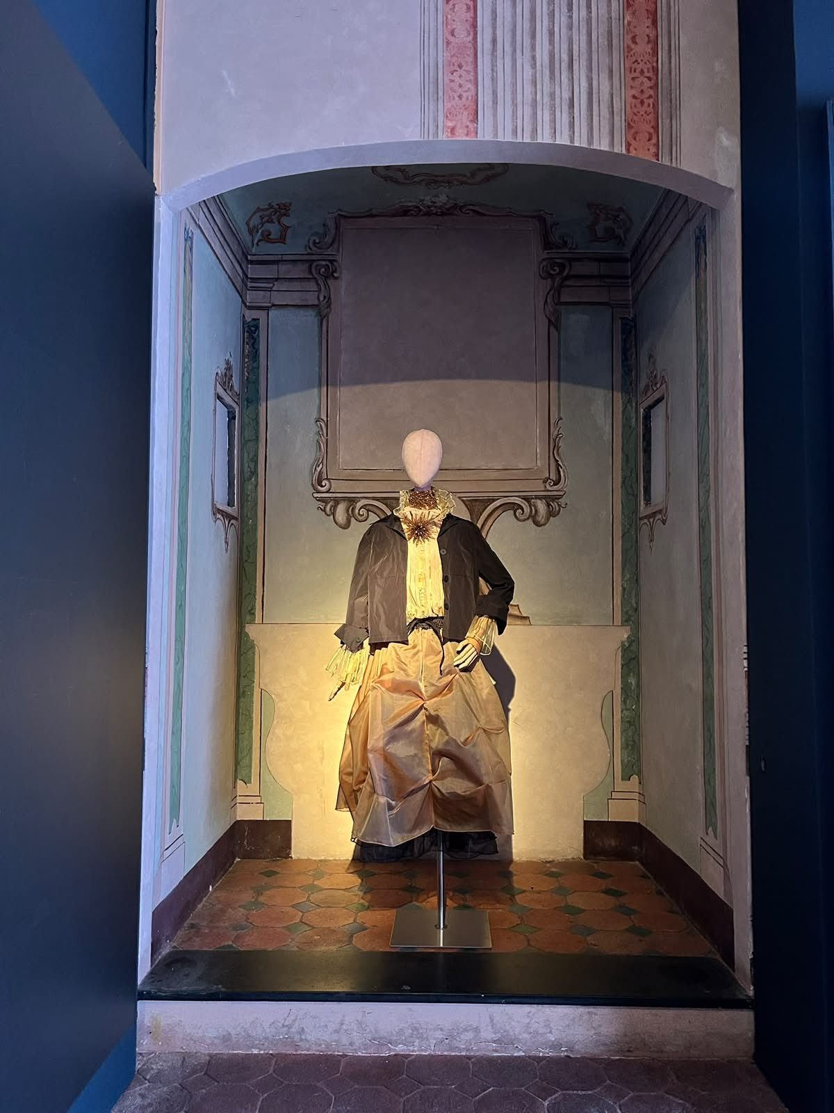 Giovanni Bernardo Carbone kehrt mit Amelie zur Ausstellung zurück Im Palazzo Nicolosio Lomellino in Genua wird der Wert des Kleides inszeniert | Image 638360